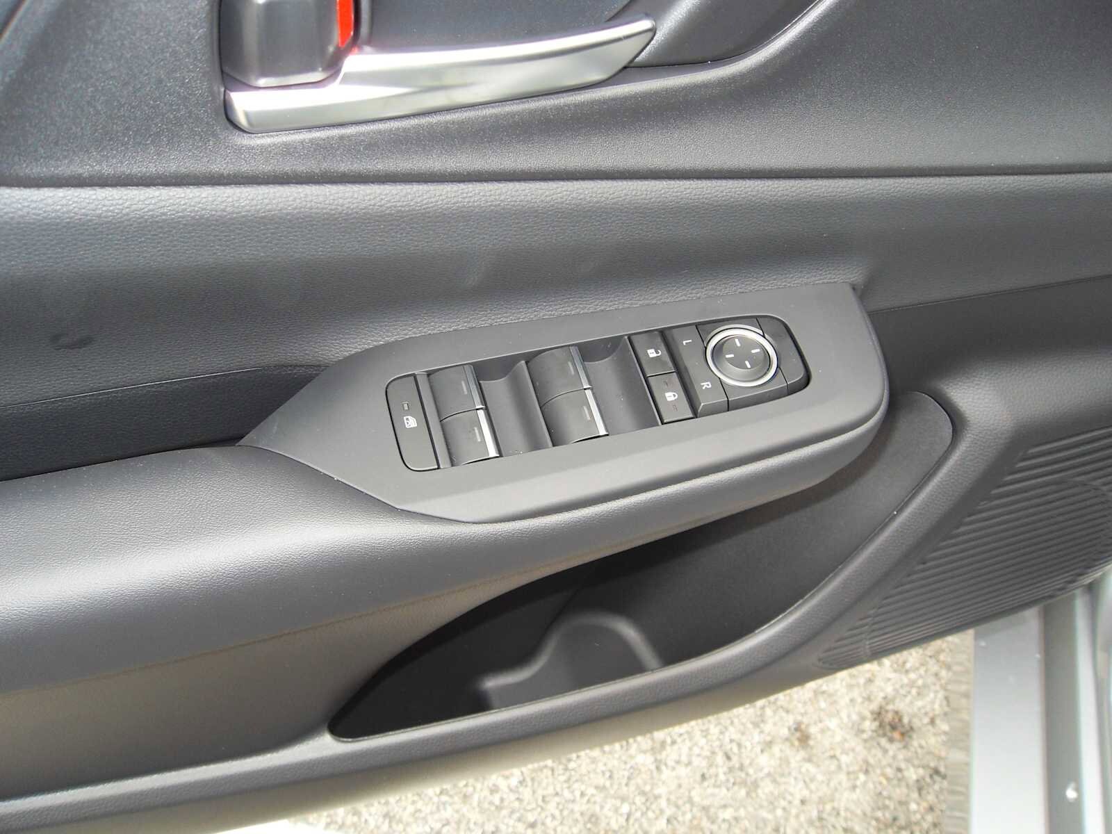 2026 Toyota Prius Plug-in Hybrid XSE - Photo 20