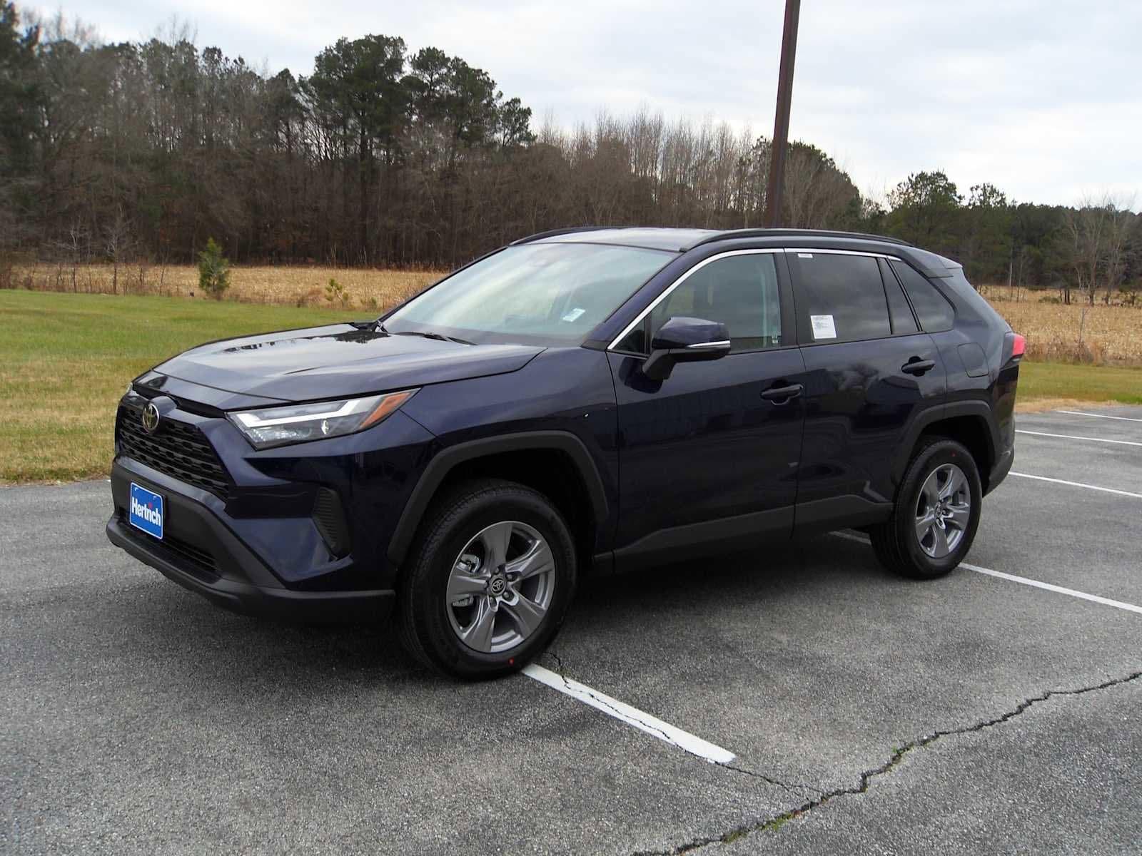 2025 Toyota RAV4 XLE's photo