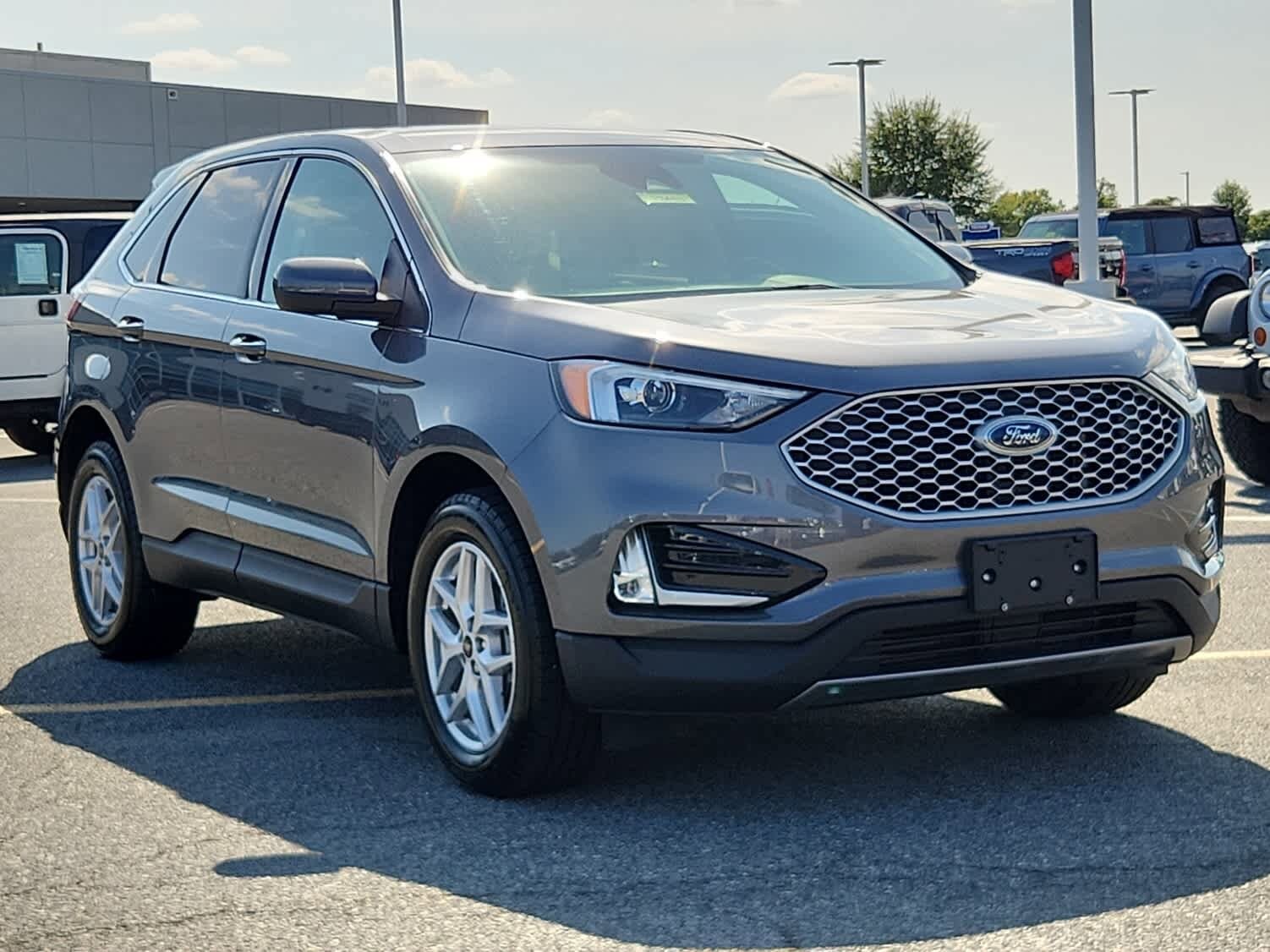 2024 Ford Edge SEL photo 2