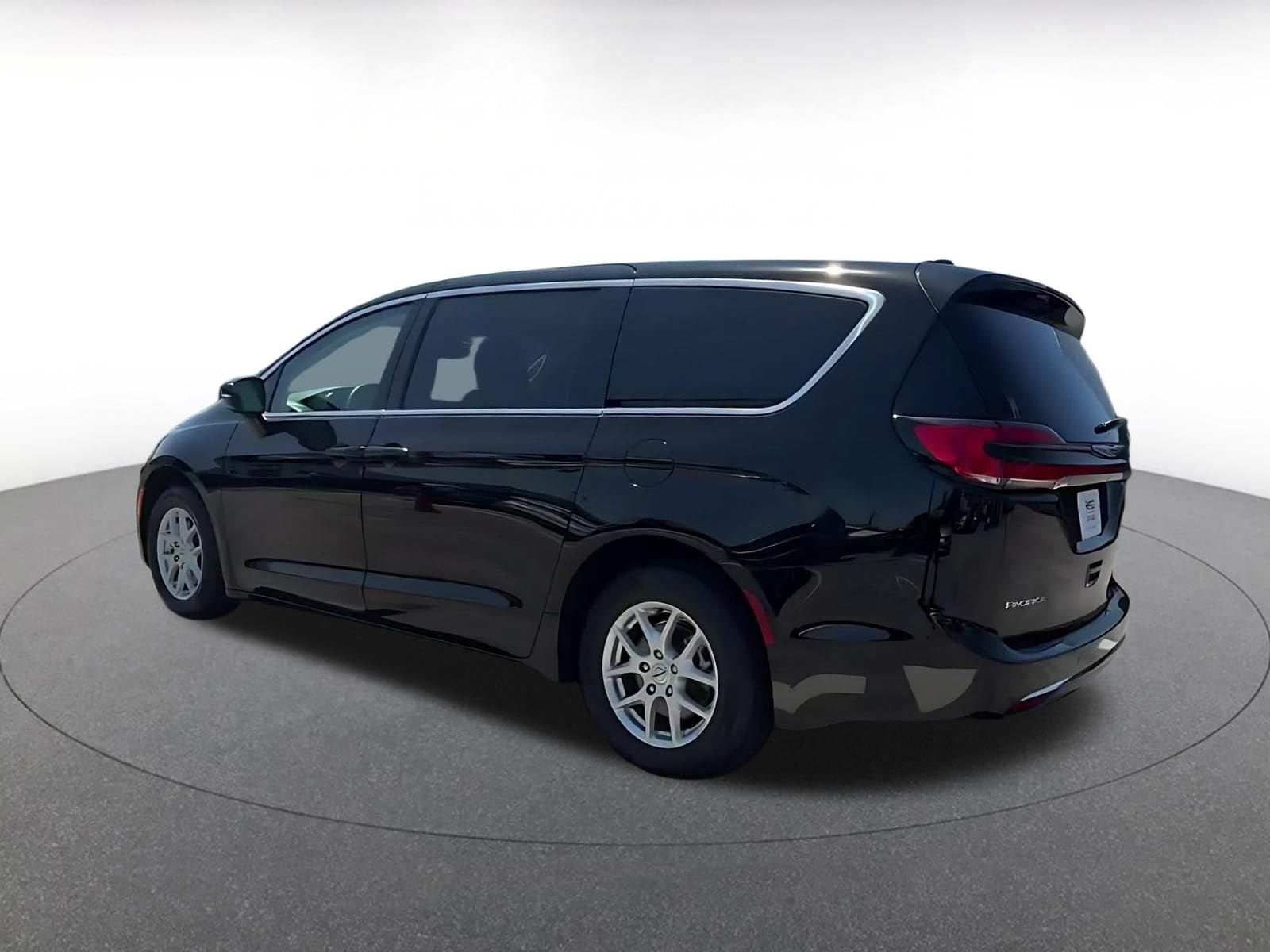 Thumbnail: 2024 Chrysler Pacifica - 10