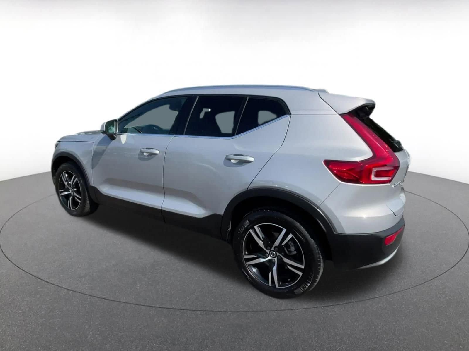 Thumbnail: 2024 Volvo XC40 - 10