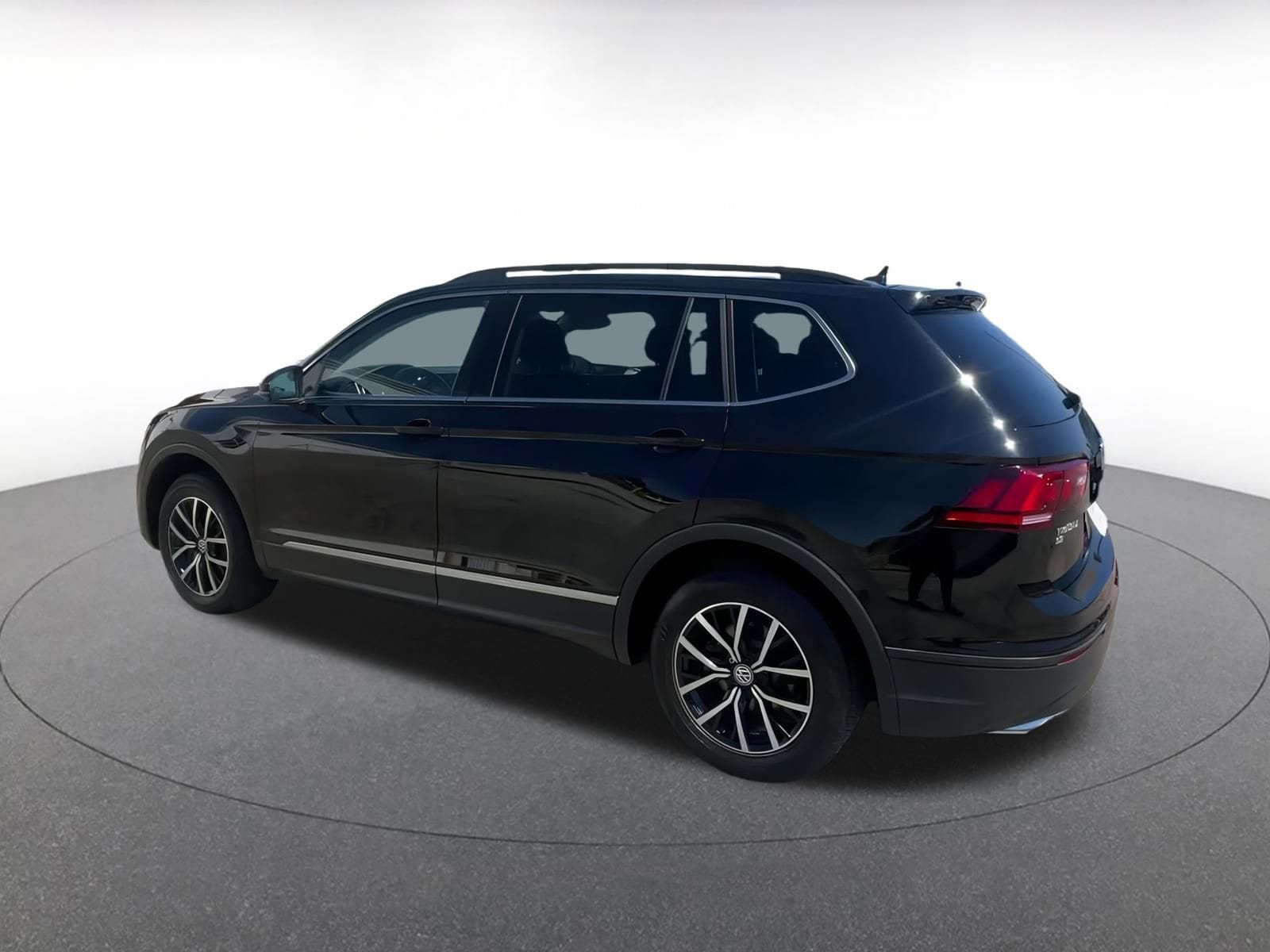 Thumbnail: 2021 Volkswagen Tiguan - 10
