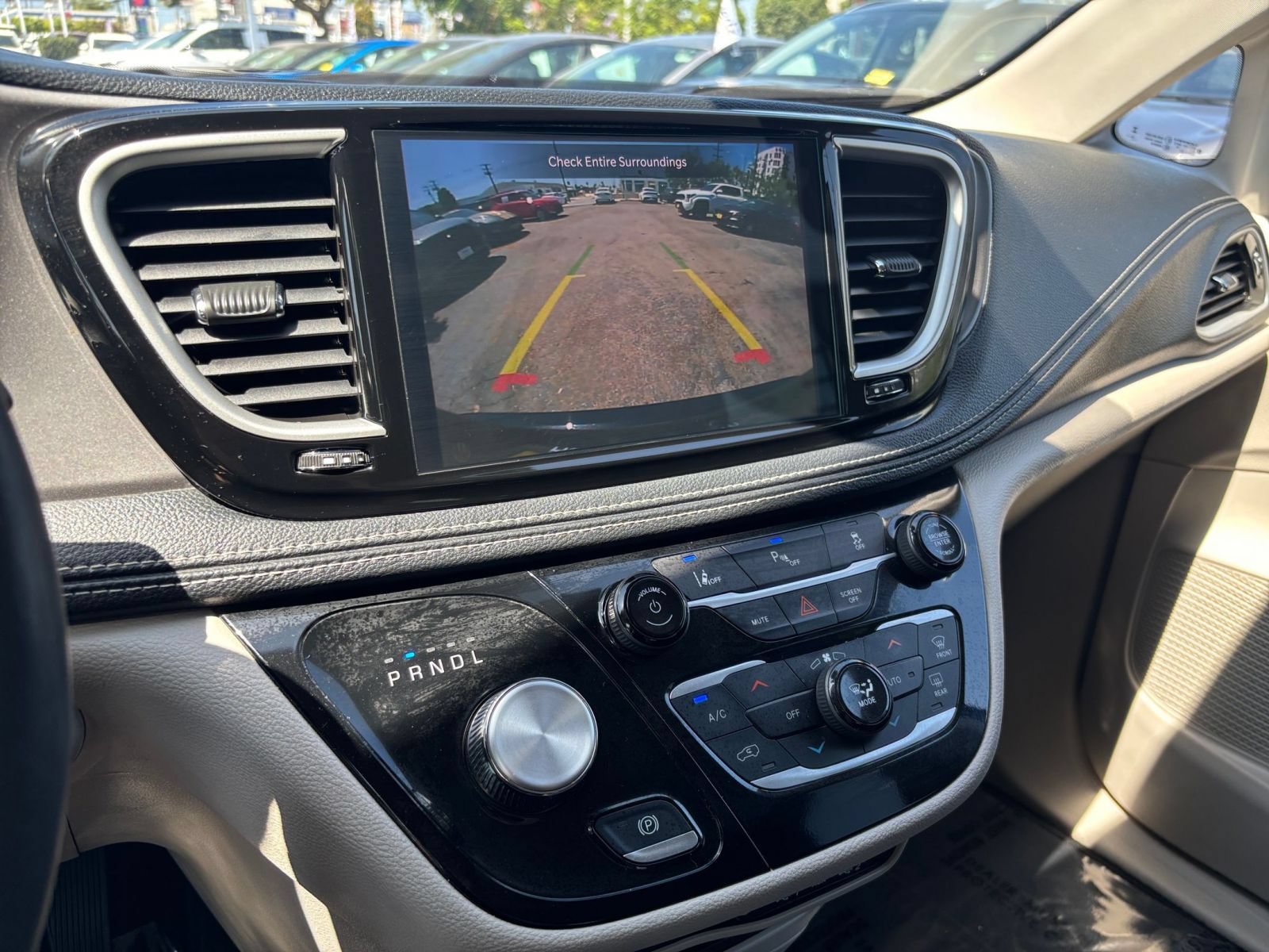 Thumbnail: 2023 Chrysler Pacifica - 25