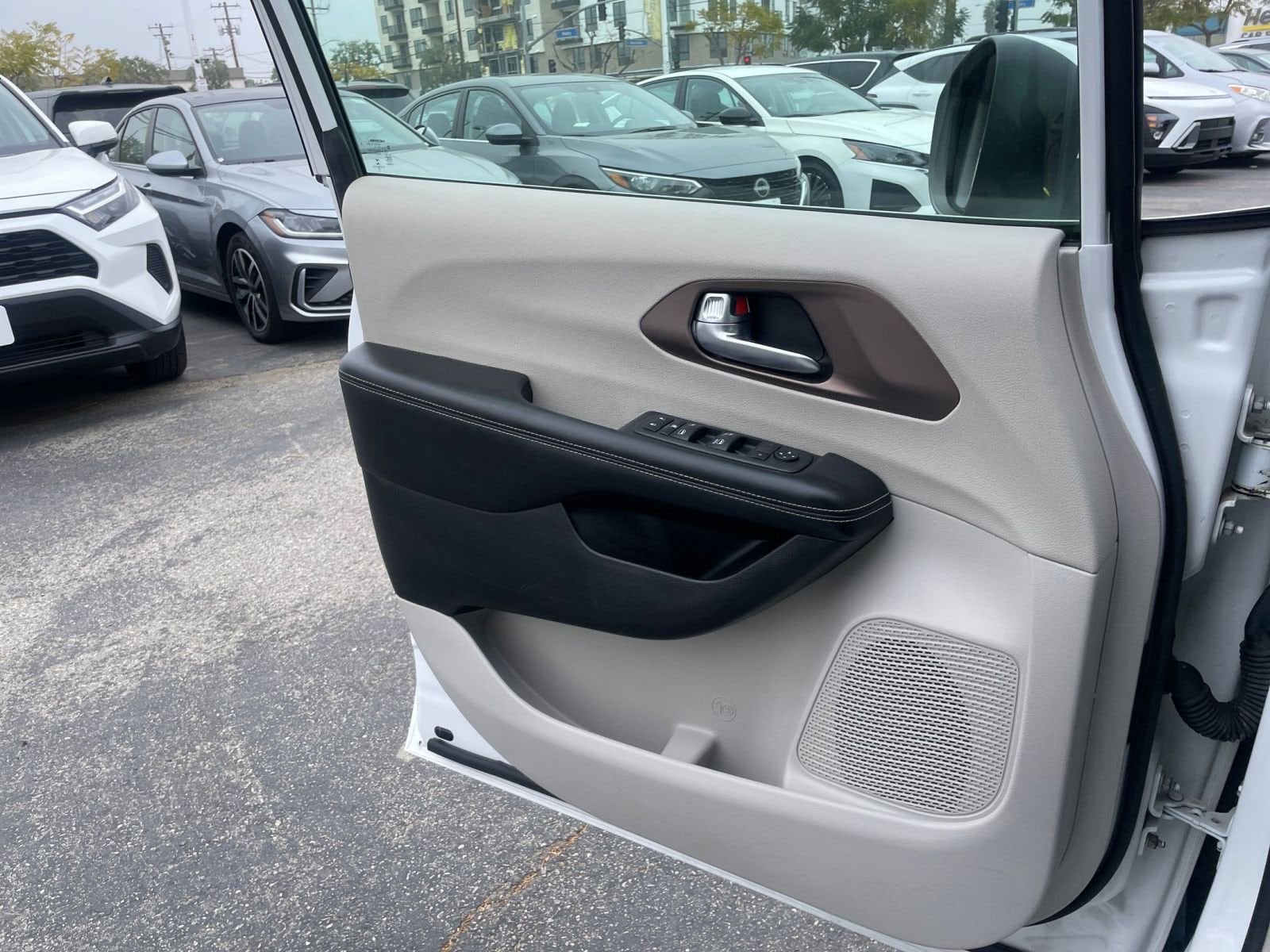 Thumbnail: 2023 Chrysler Voyager - 18