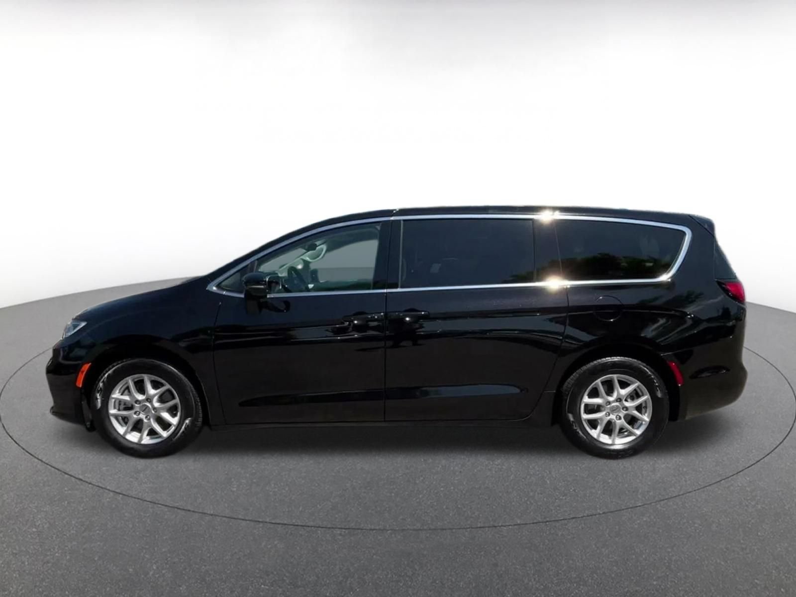 Thumbnail: 2024 Chrysler Pacifica - 8