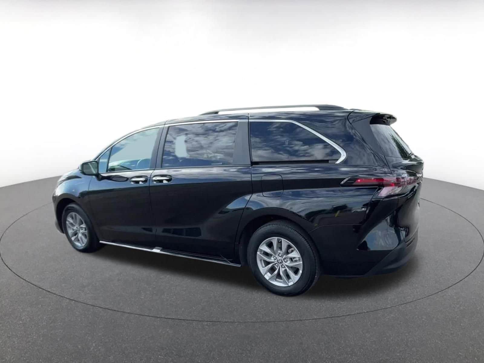 Thumbnail: 2024 Toyota Sienna - 10