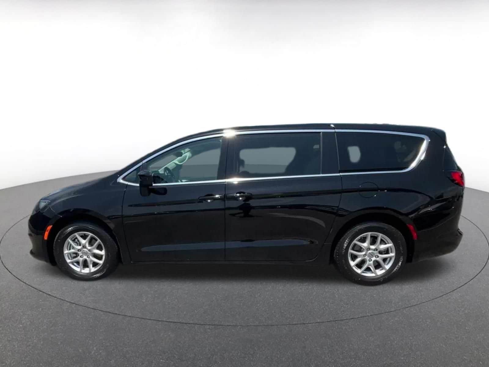 Thumbnail: 2024 Chrysler Voyager - 7