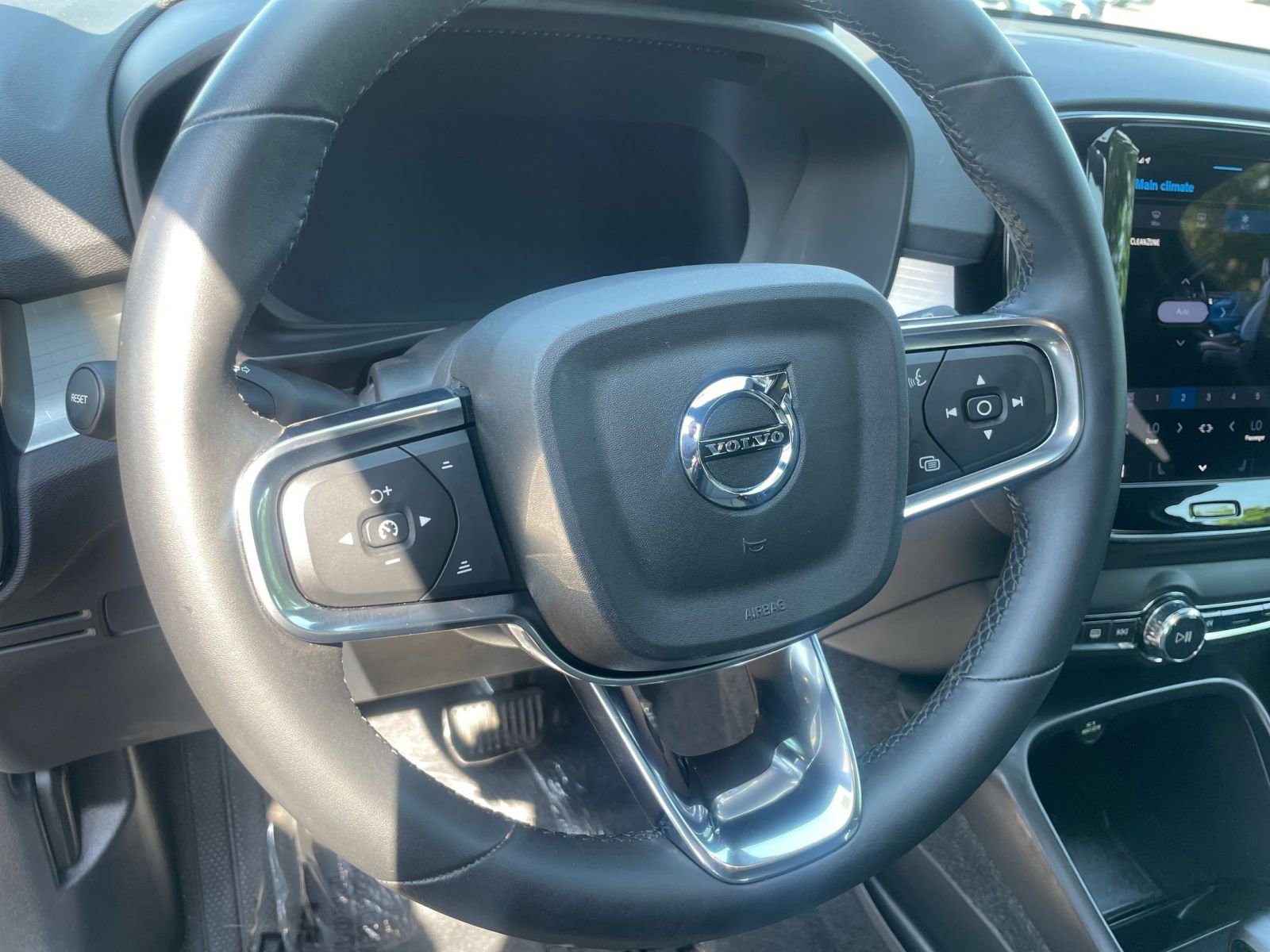 Thumbnail: 2024 Volvo XC40 - 28