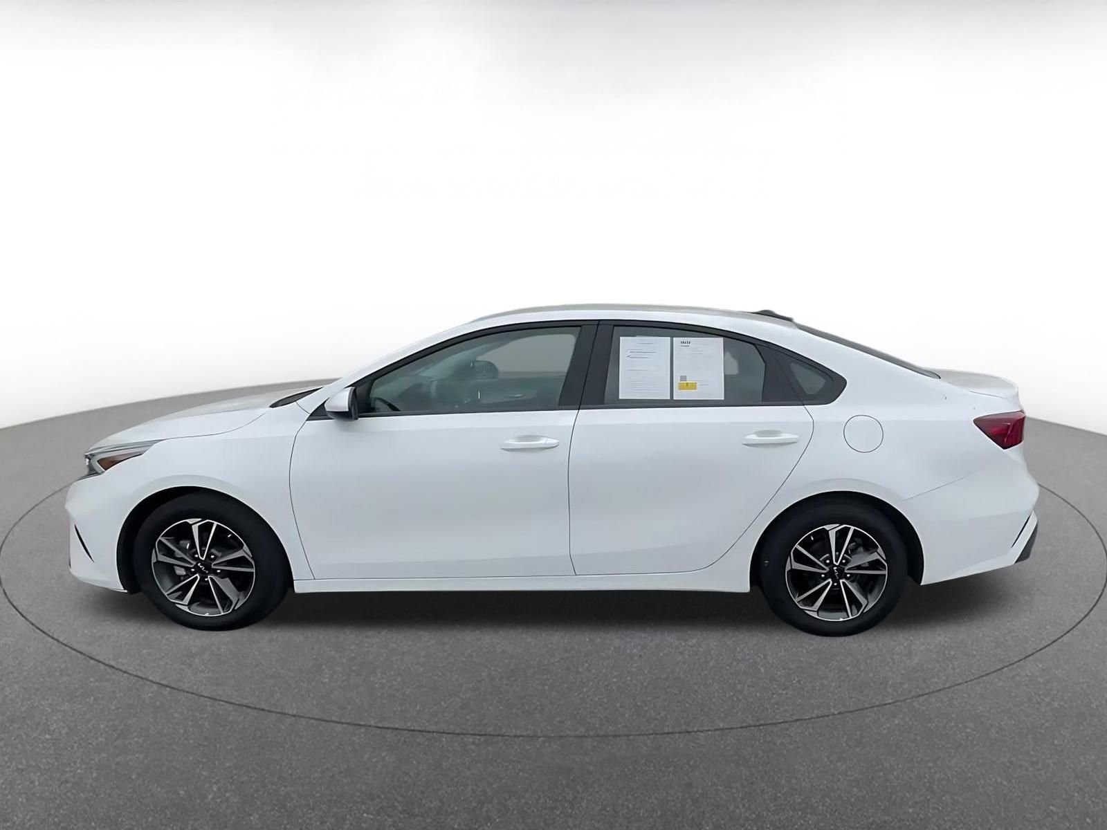 Thumbnail: 2024 Kia Forte - 9