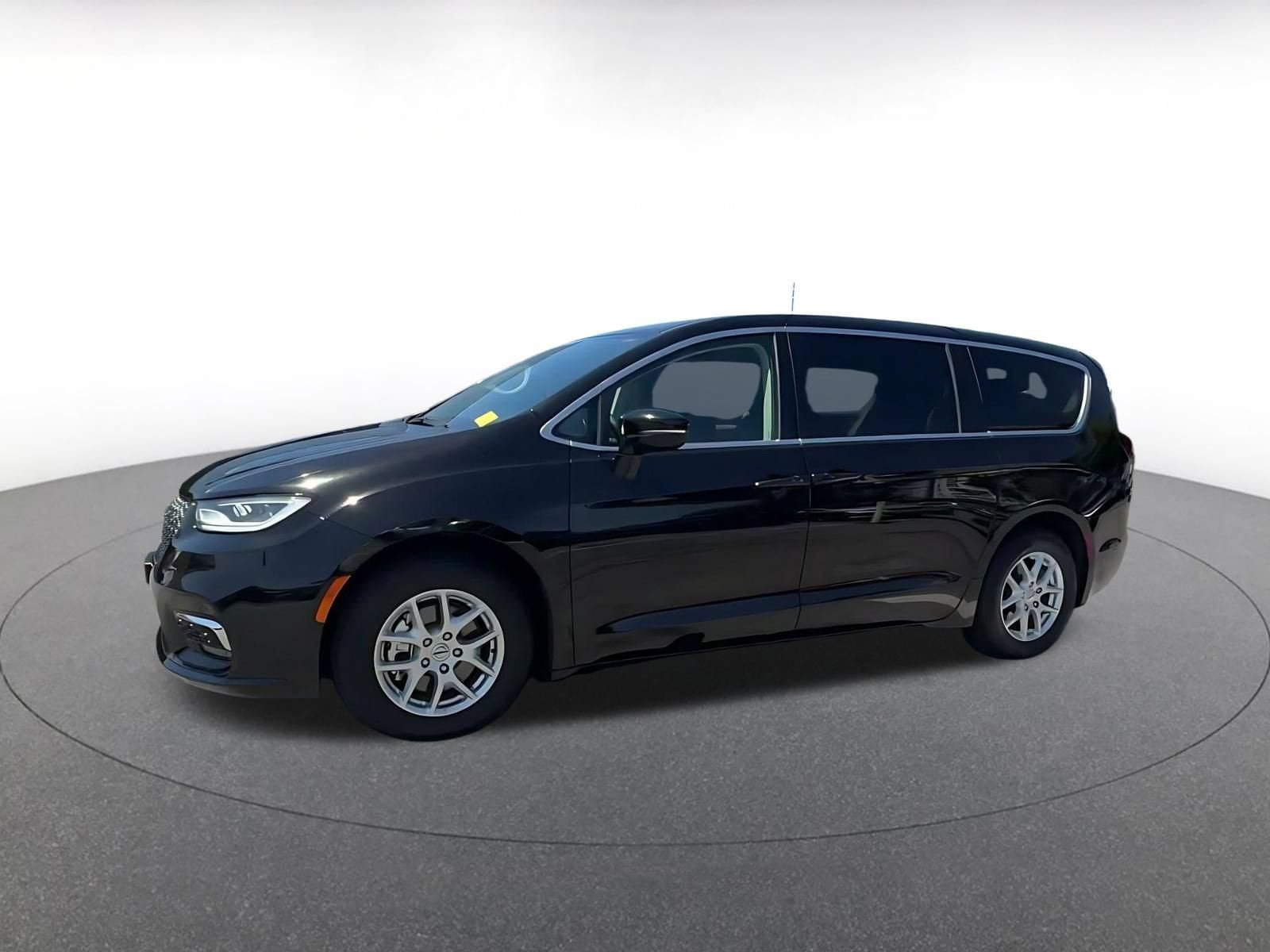Thumbnail: 2024 Chrysler Pacifica - 8