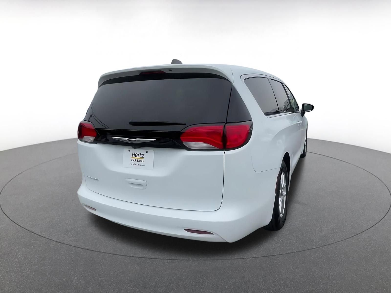 Thumbnail: 2023 Chrysler Voyager - 14