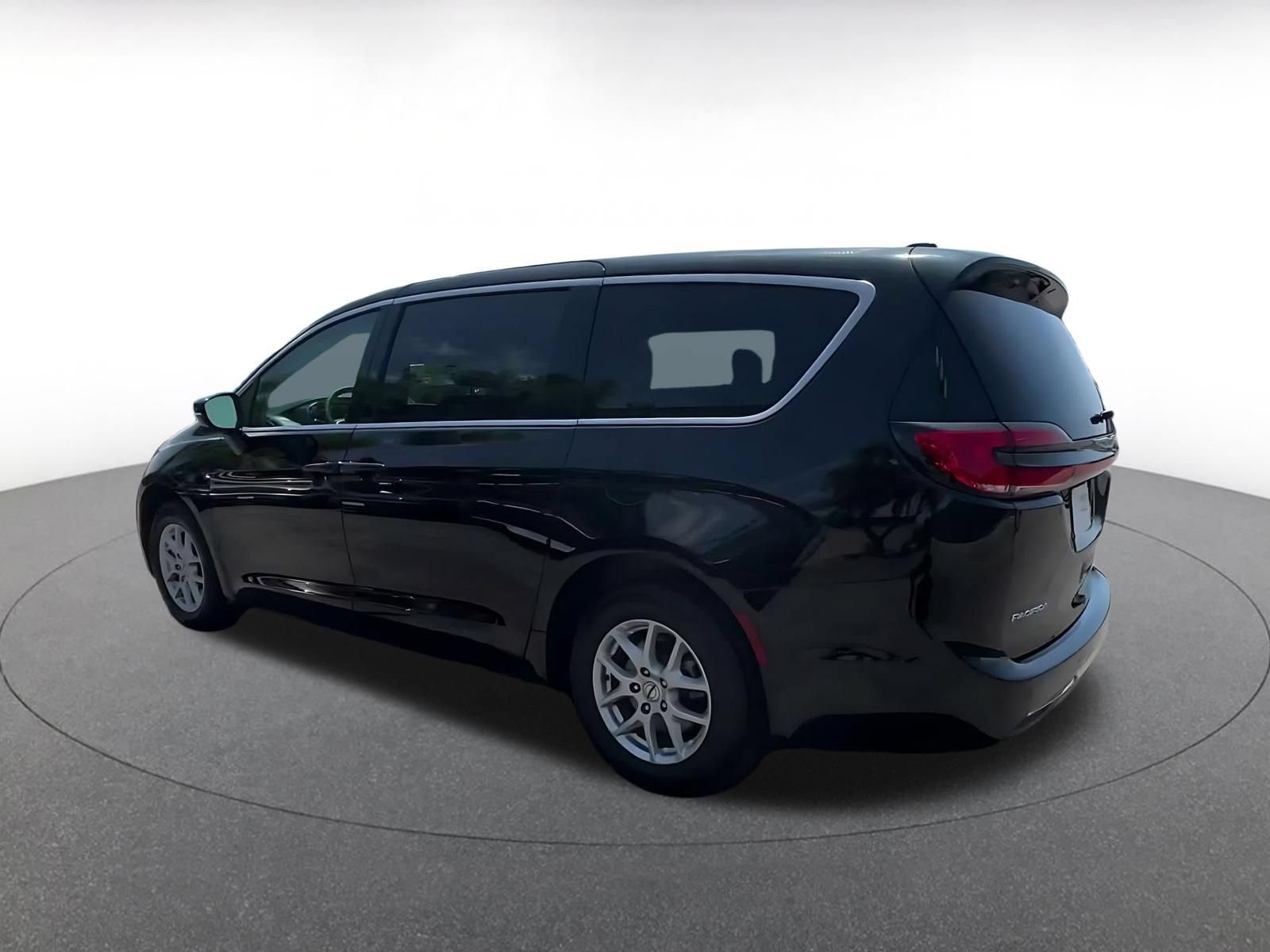 Thumbnail: 2024 Chrysler Pacifica - 10