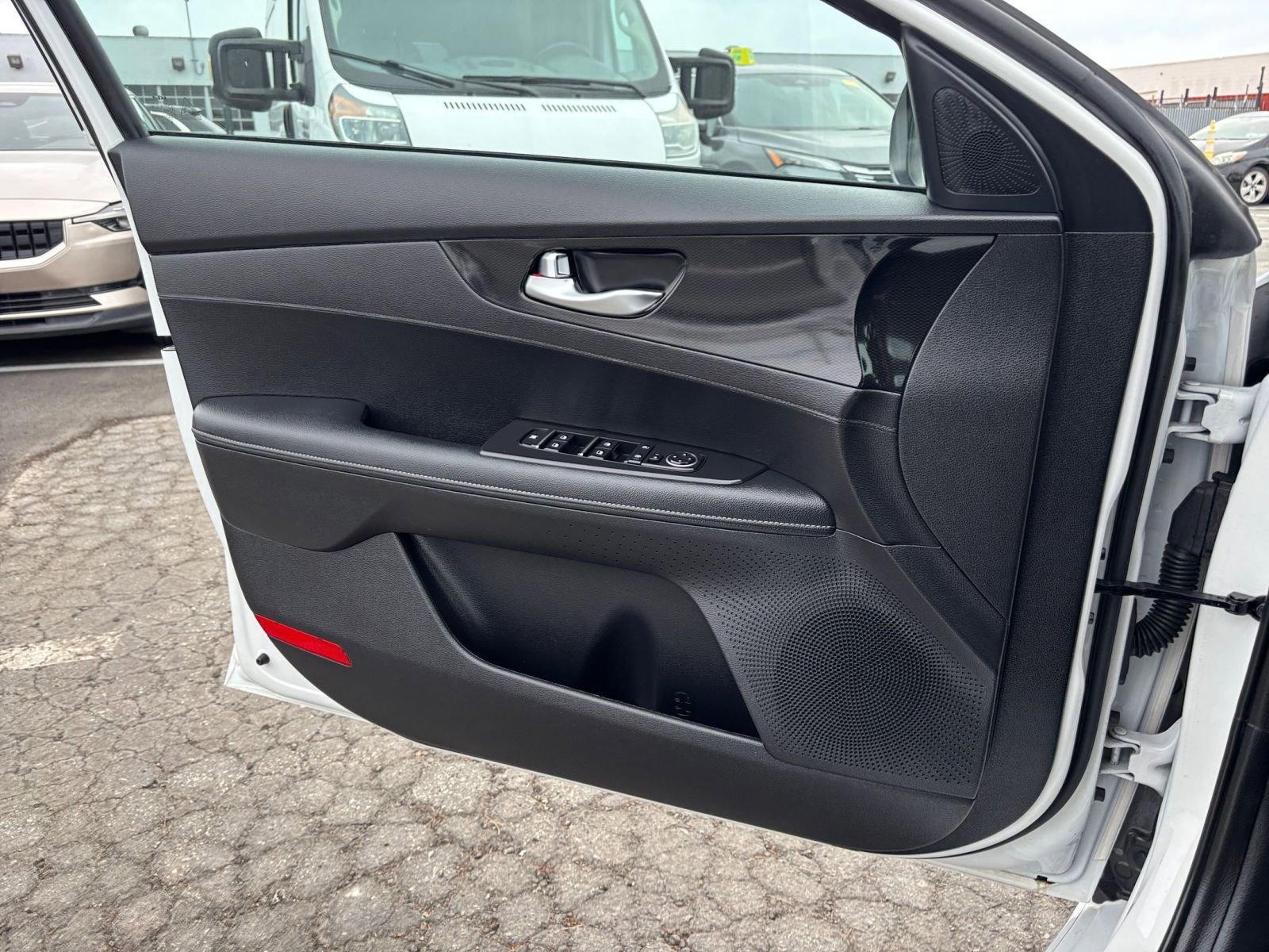 Thumbnail: 2023 Kia Forte - 18