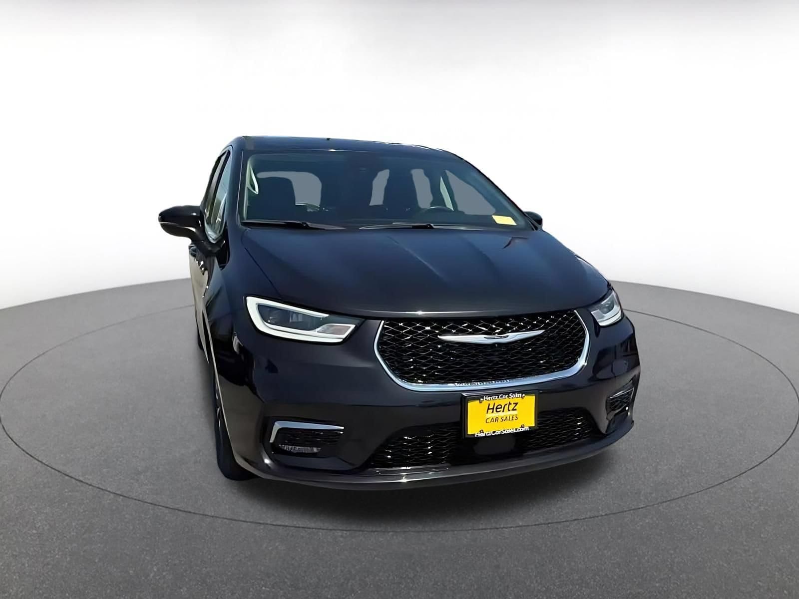Thumbnail: 2023 Chrysler Pacifica - 3