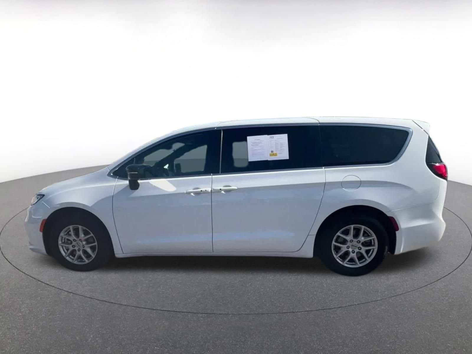 Thumbnail: 2025 Chrysler Pacifica - 8