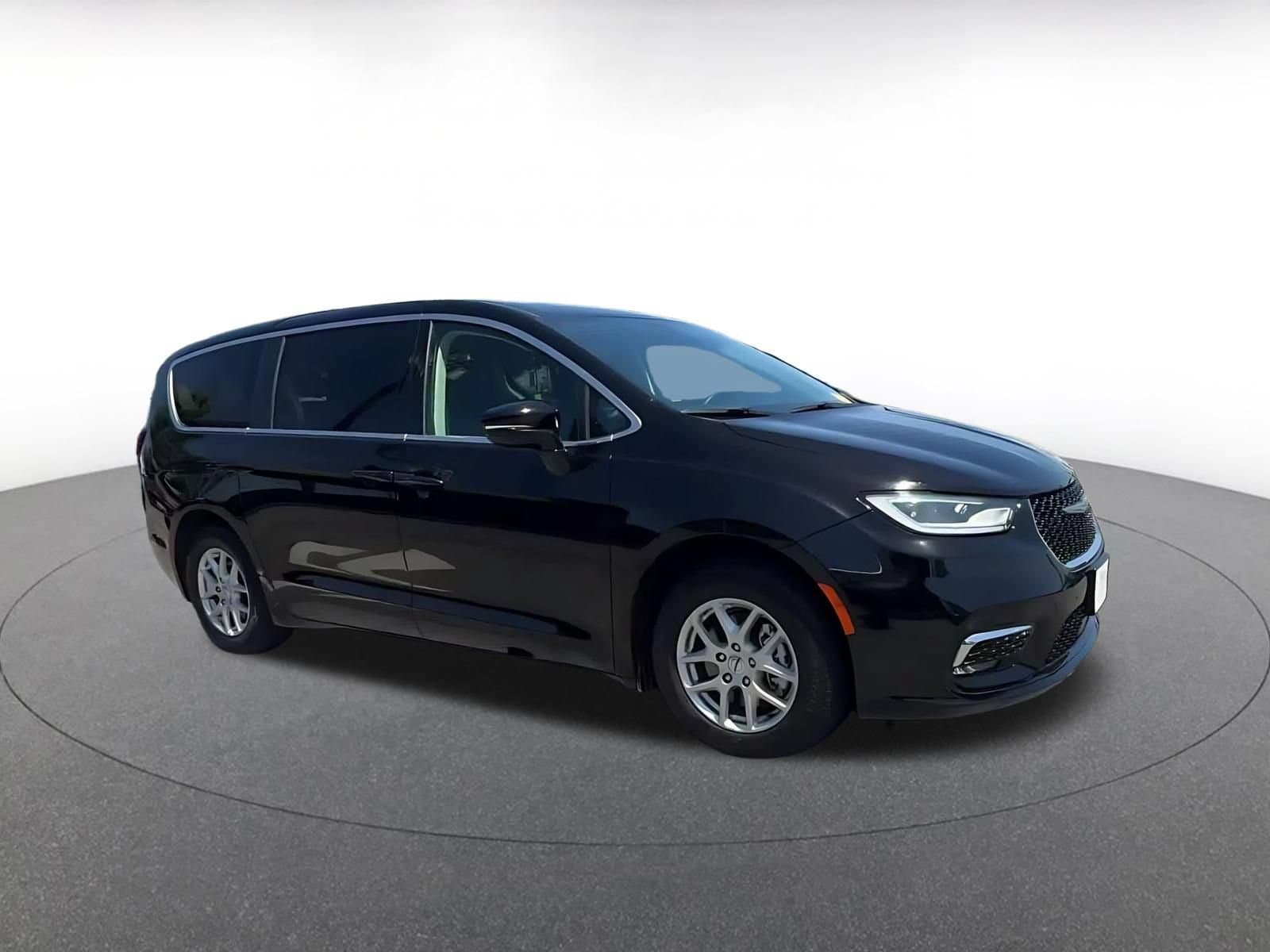 Thumbnail: 2024 Chrysler Pacifica - 2