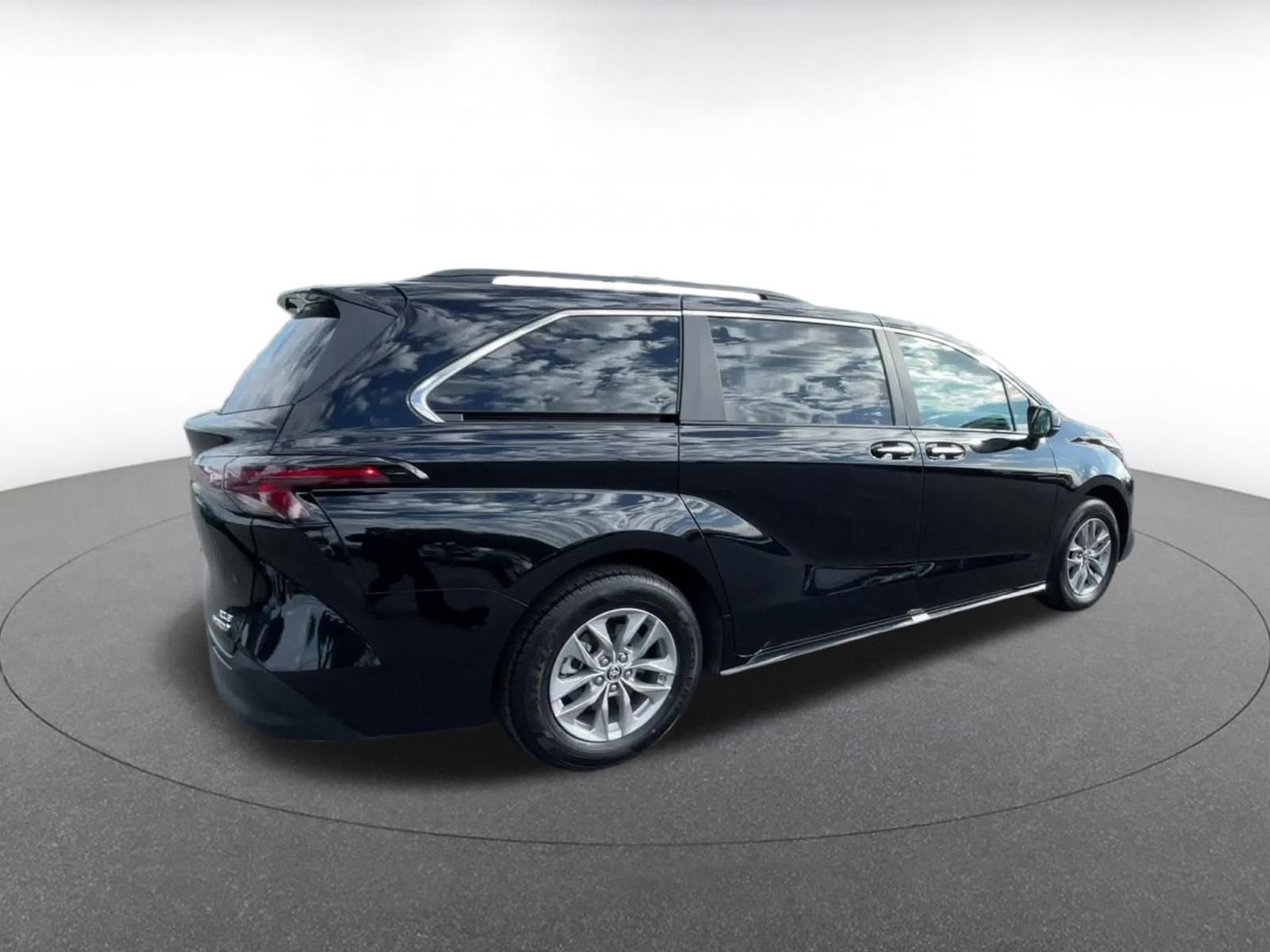 Thumbnail: 2024 Toyota Sienna - 15