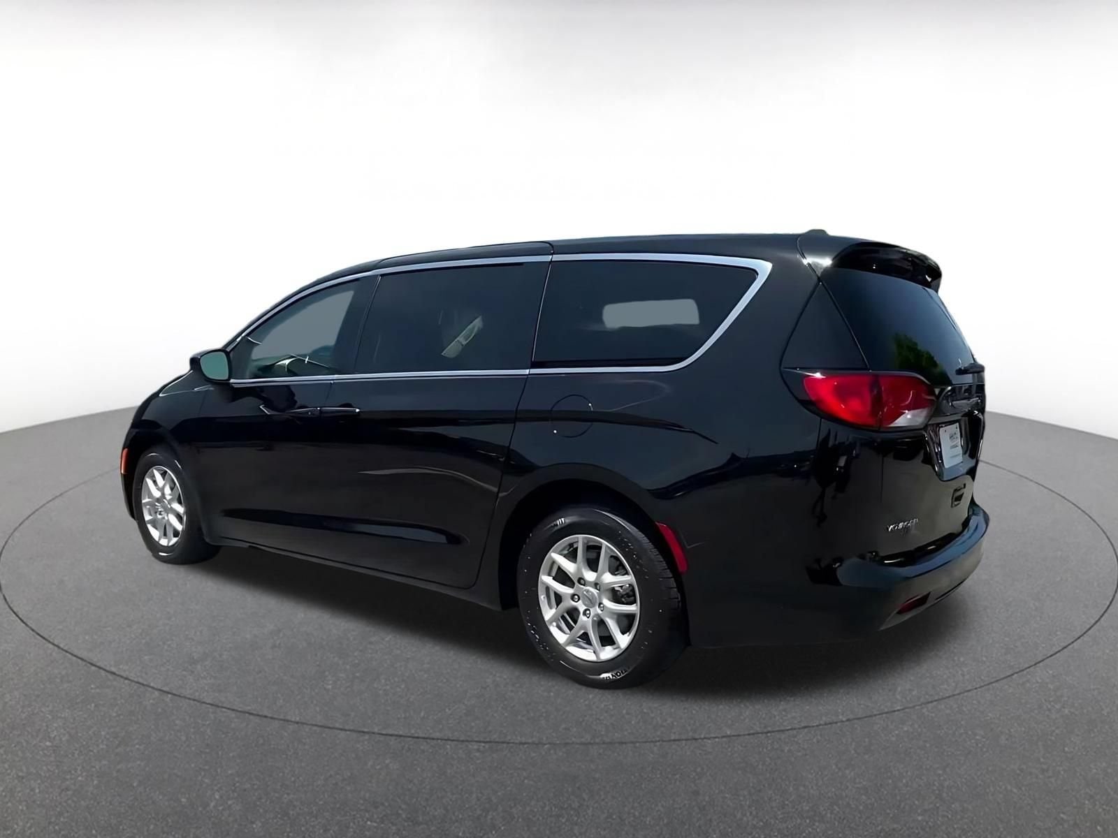Thumbnail: 2024 Chrysler Voyager - 8