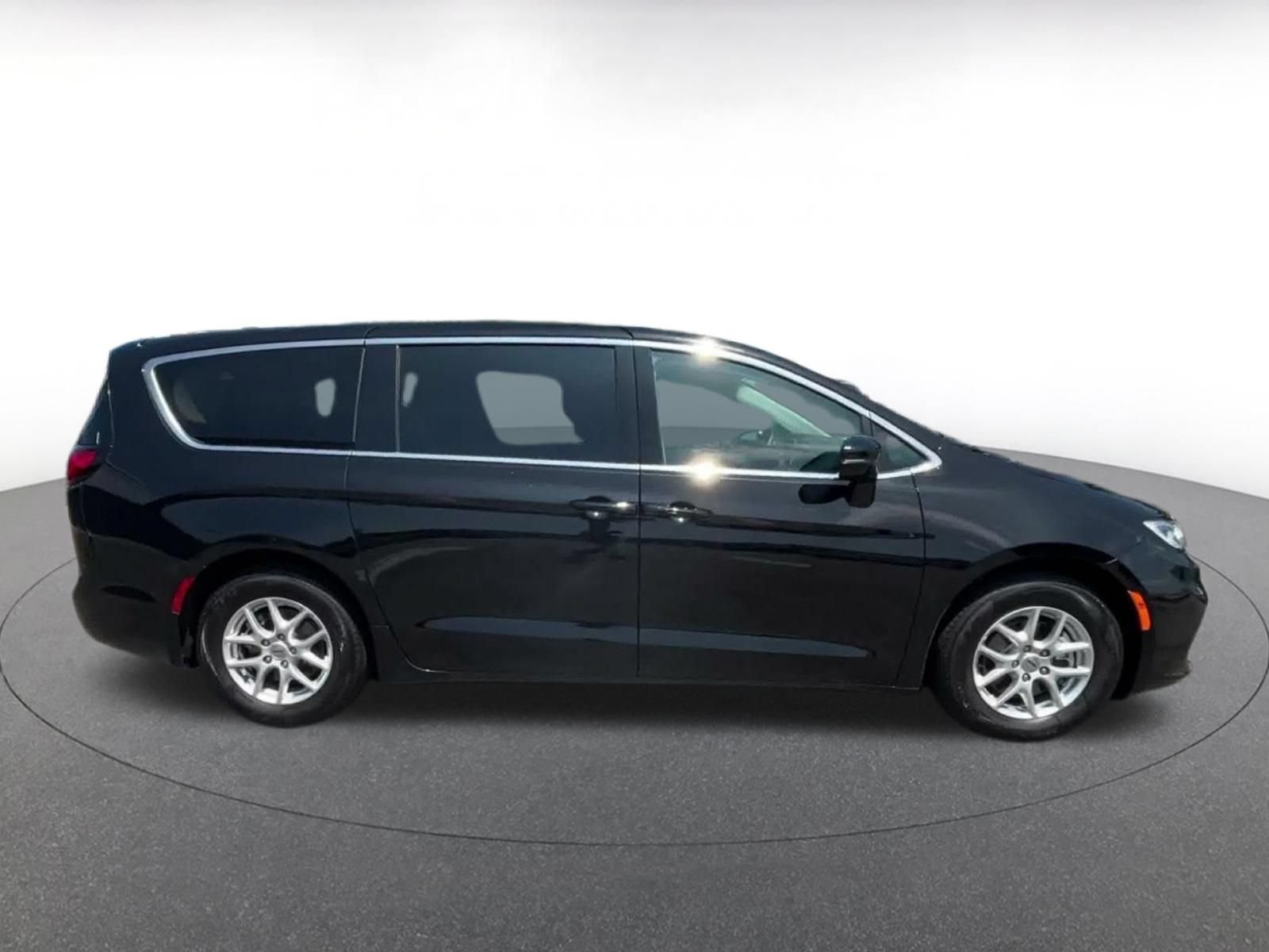 Thumbnail: 2024 Chrysler Pacifica - 16