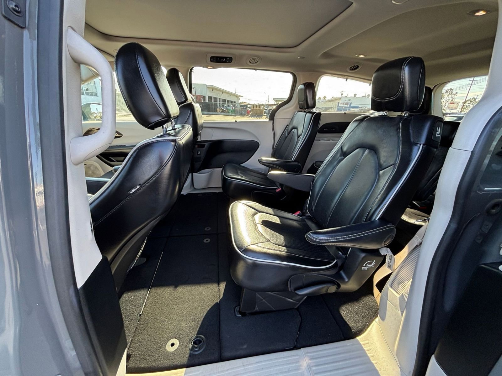 Thumbnail: 2022 Chrysler Pacifica - 27