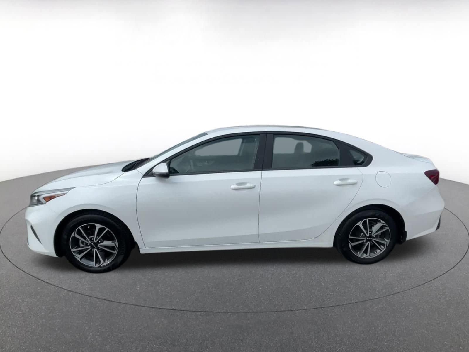 Thumbnail: 2023 Kia Forte - 8