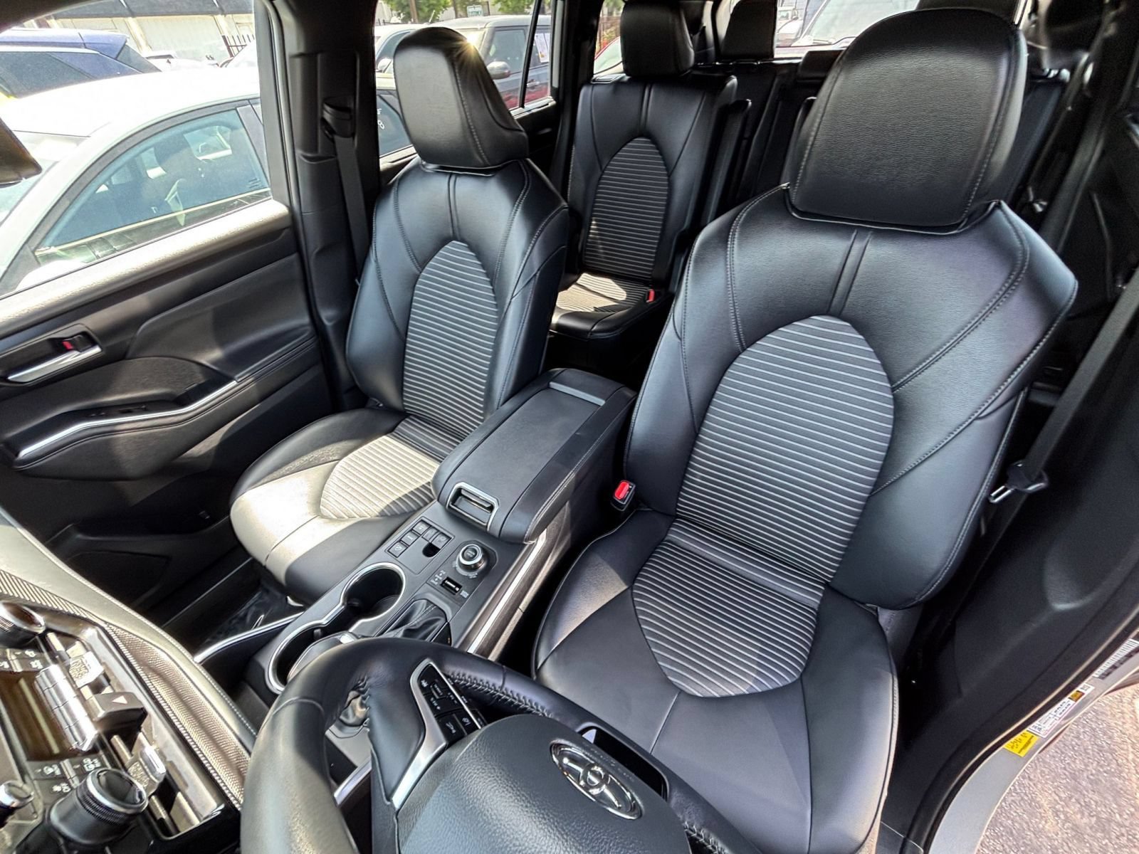 Thumbnail: 2025 Toyota Highlander - 32