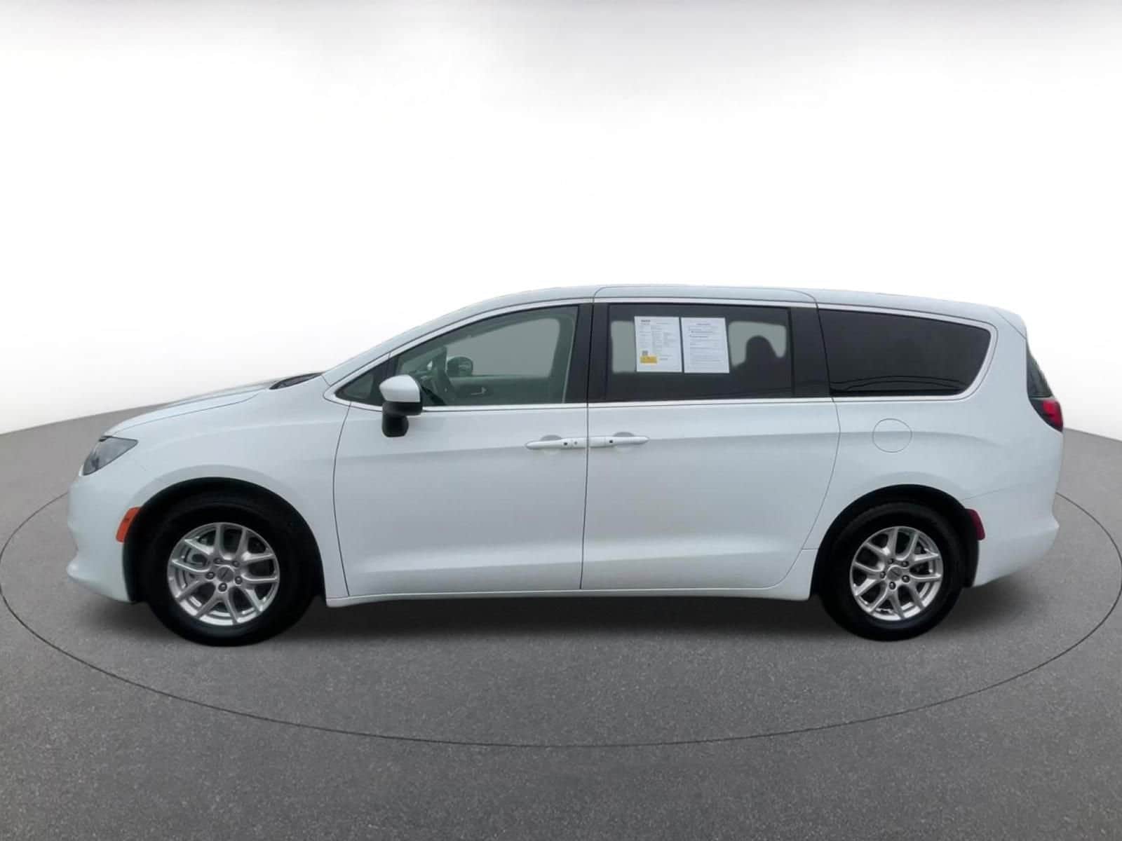 Thumbnail: 2023 Chrysler Voyager - 9