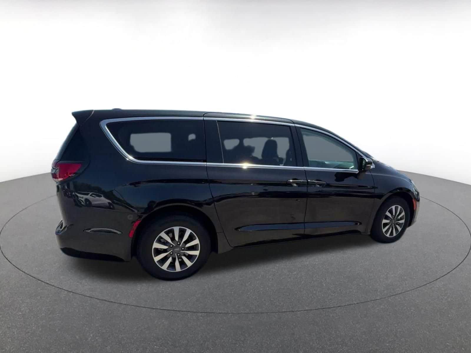 Thumbnail: 2023 Chrysler Pacifica - 14