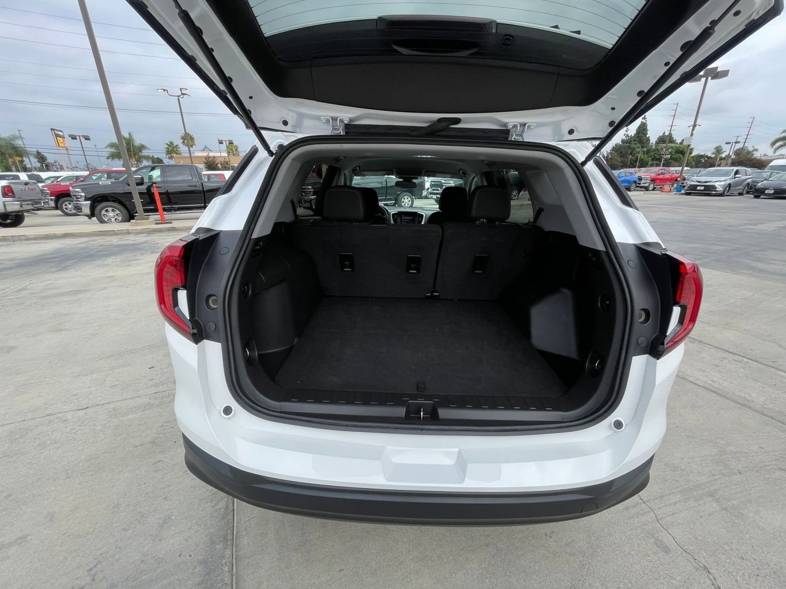 Thumbnail: 2024 GMC Terrain - 31