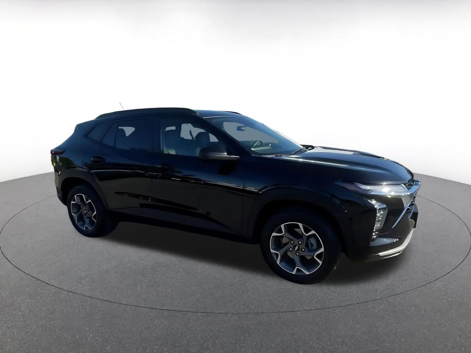 Thumbnail: 2025 Chevrolet Trax - 2