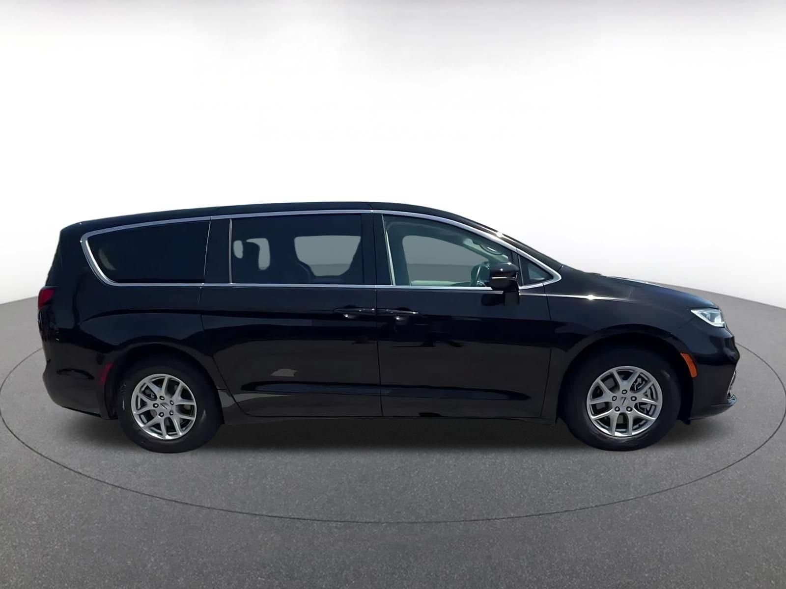 Thumbnail: 2024 Chrysler Pacifica - 16