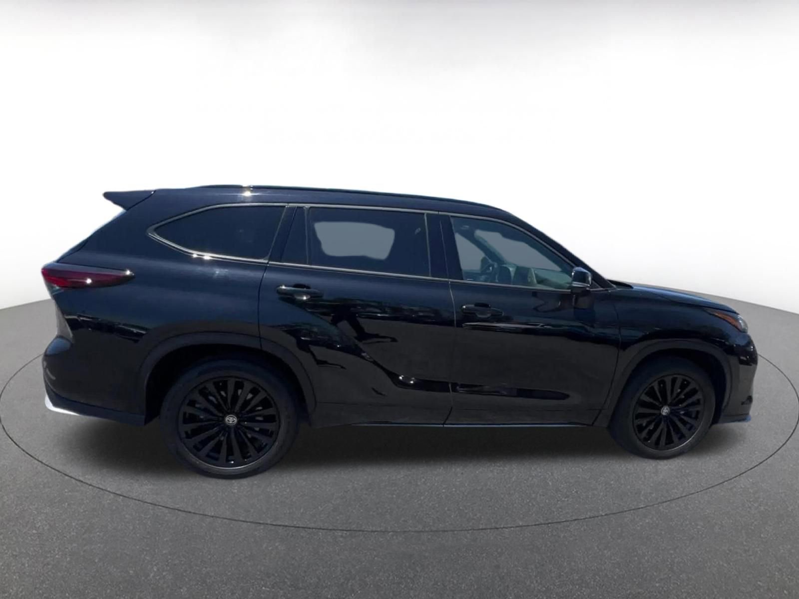 Thumbnail: 2025 Toyota Highlander - 16