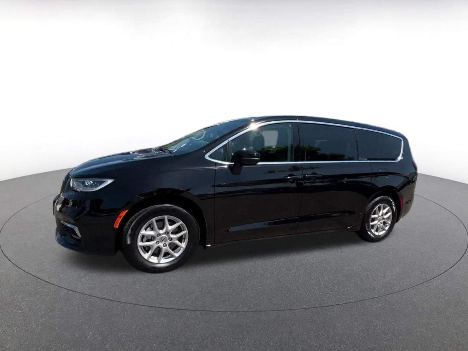 Thumbnail: 2024 Chrysler Pacifica - 7