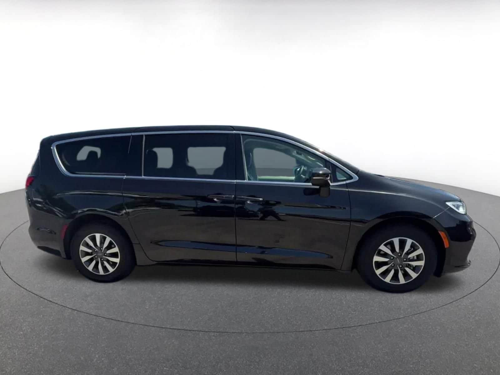 Thumbnail: 2023 Chrysler Pacifica - 15
