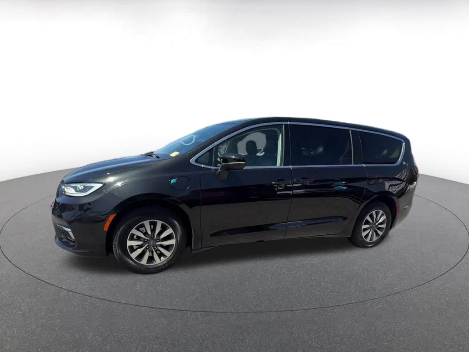 Thumbnail: 2023 Chrysler Pacifica - 7