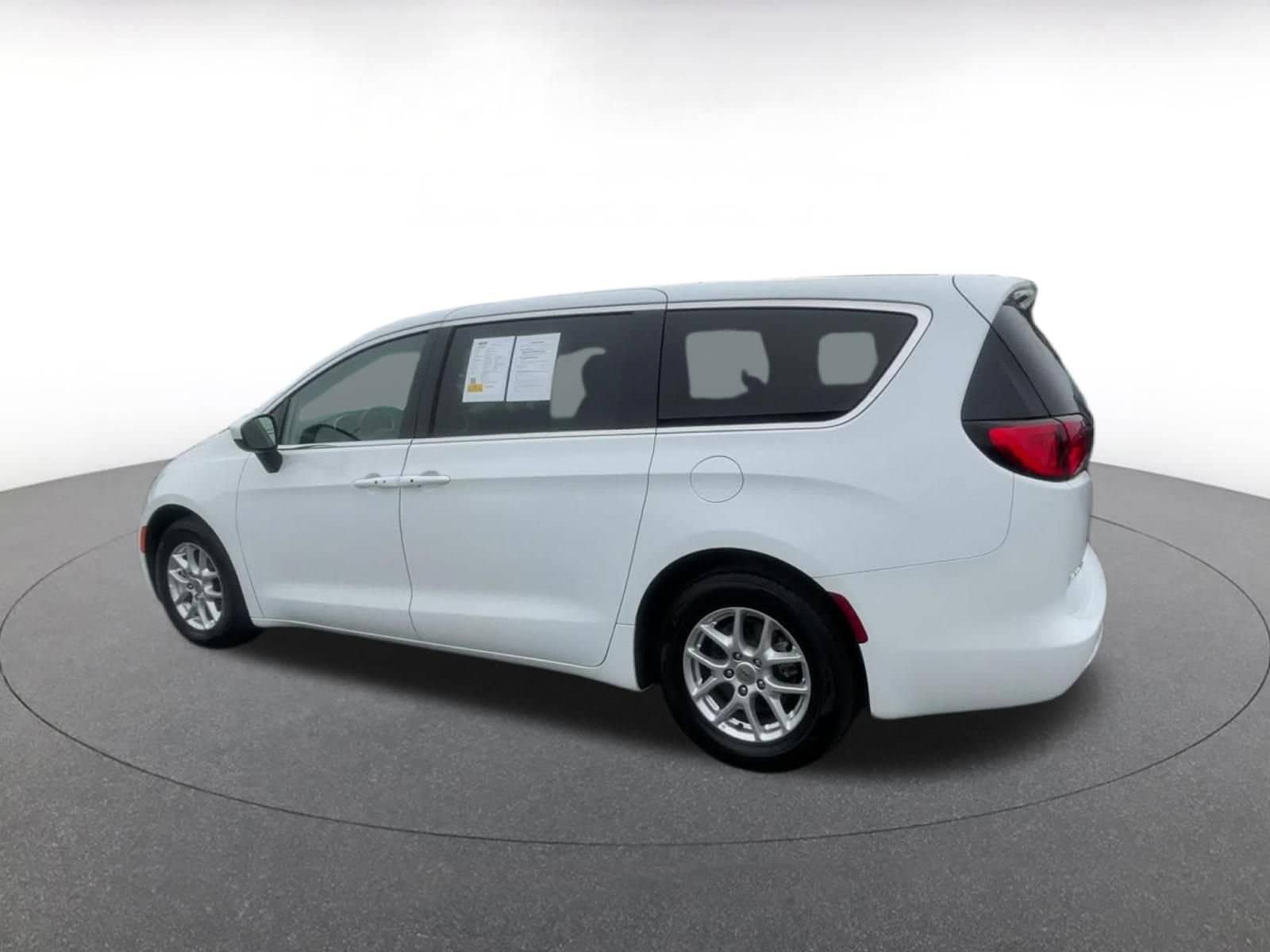 Thumbnail: 2023 Chrysler Voyager - 10