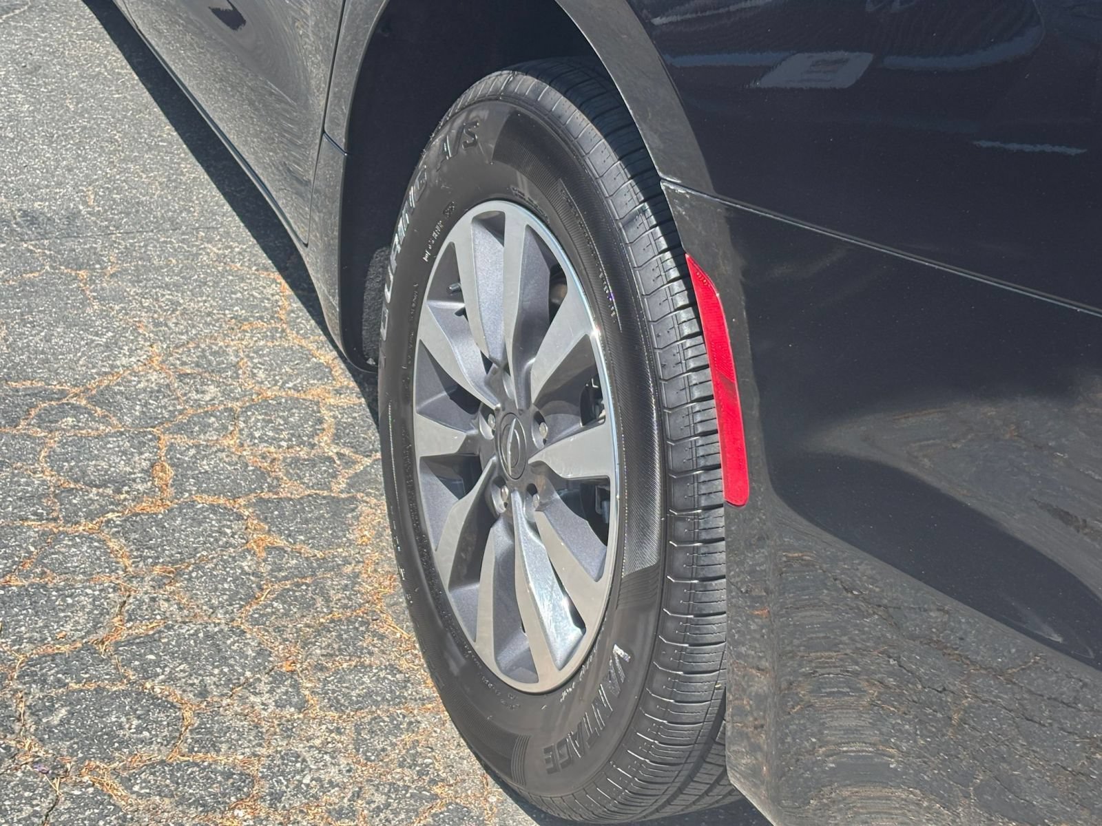 Thumbnail: 2023 Chrysler Pacifica - 32