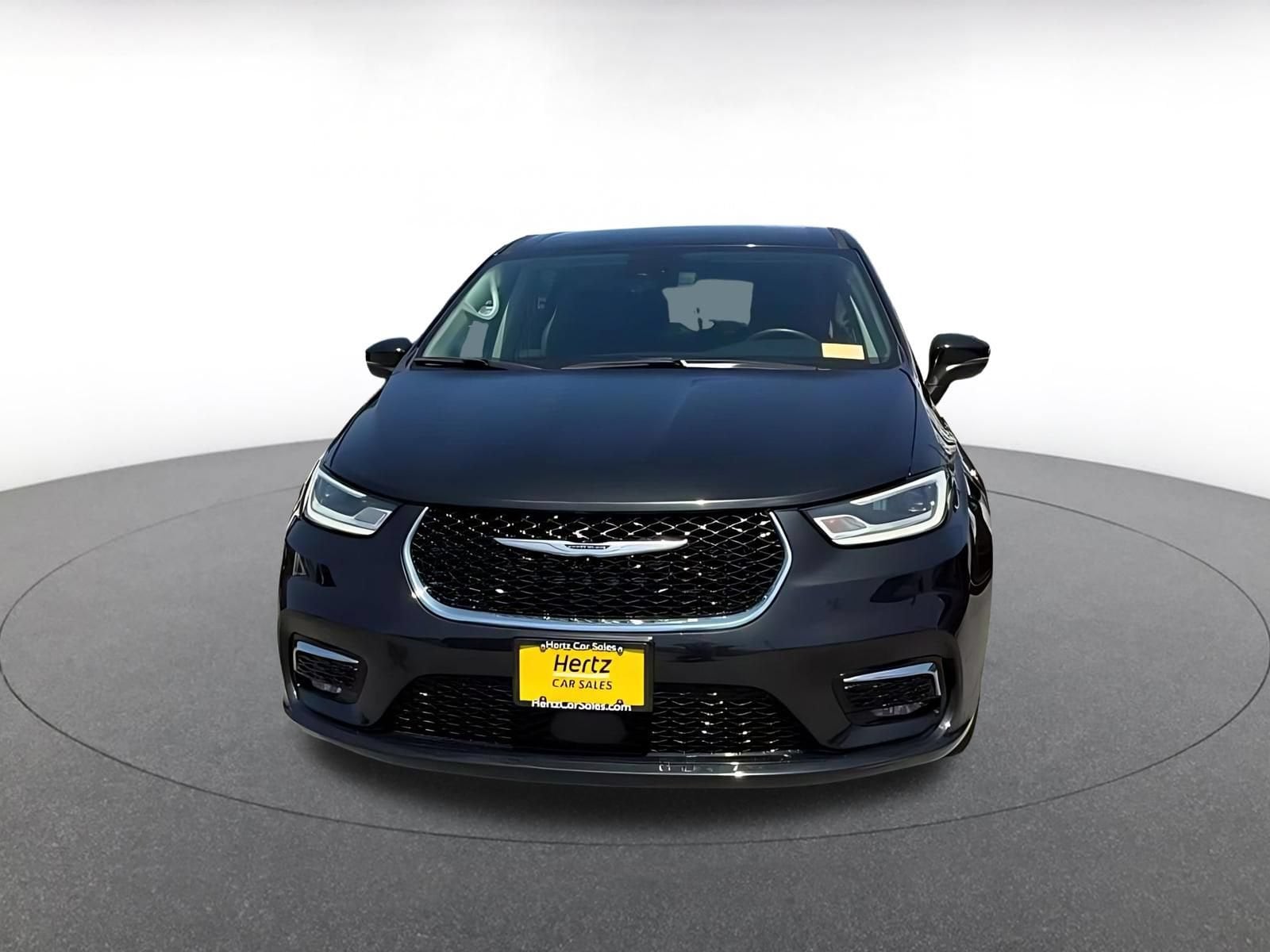 Thumbnail: 2023 Chrysler Pacifica - 4