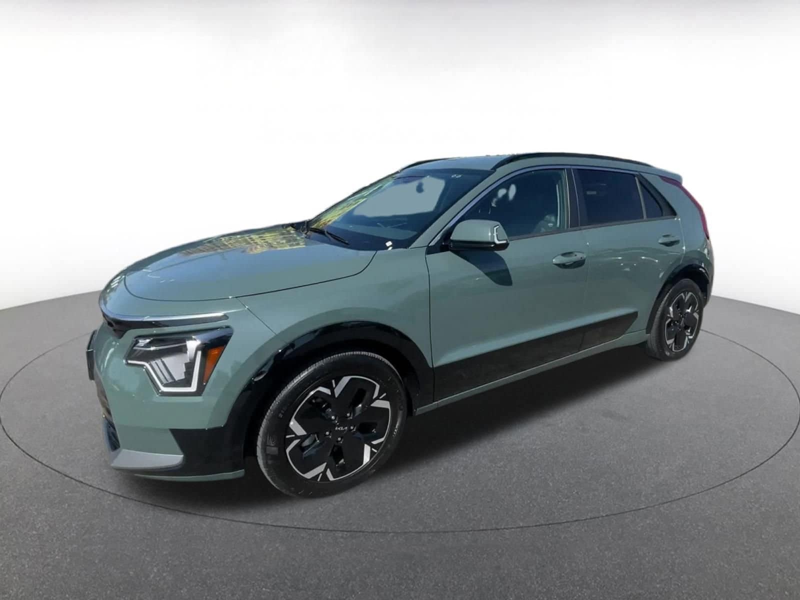 Thumbnail: 2023 Kia Niro - 8