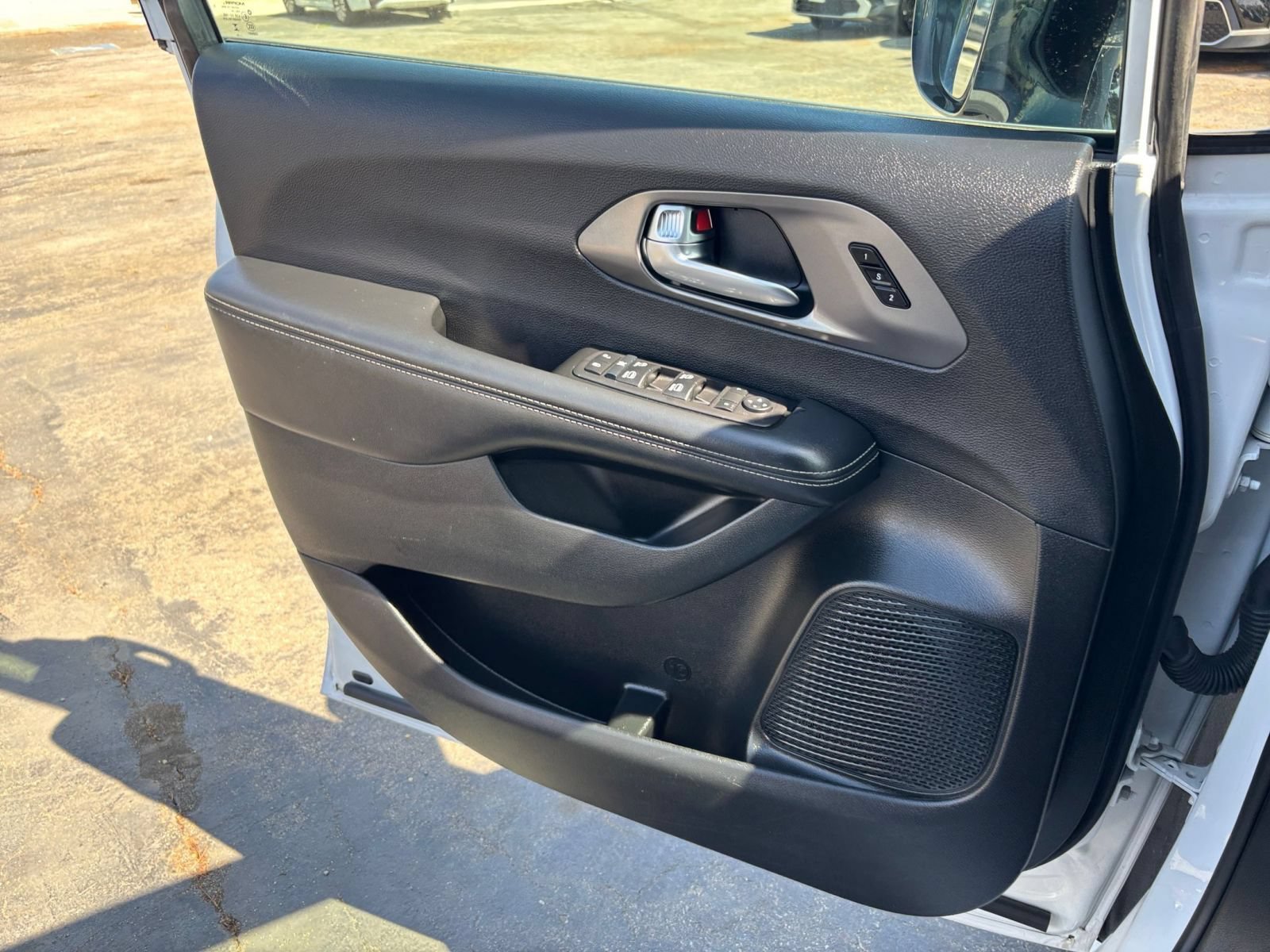 Thumbnail: 2025 Chrysler Pacifica - 18