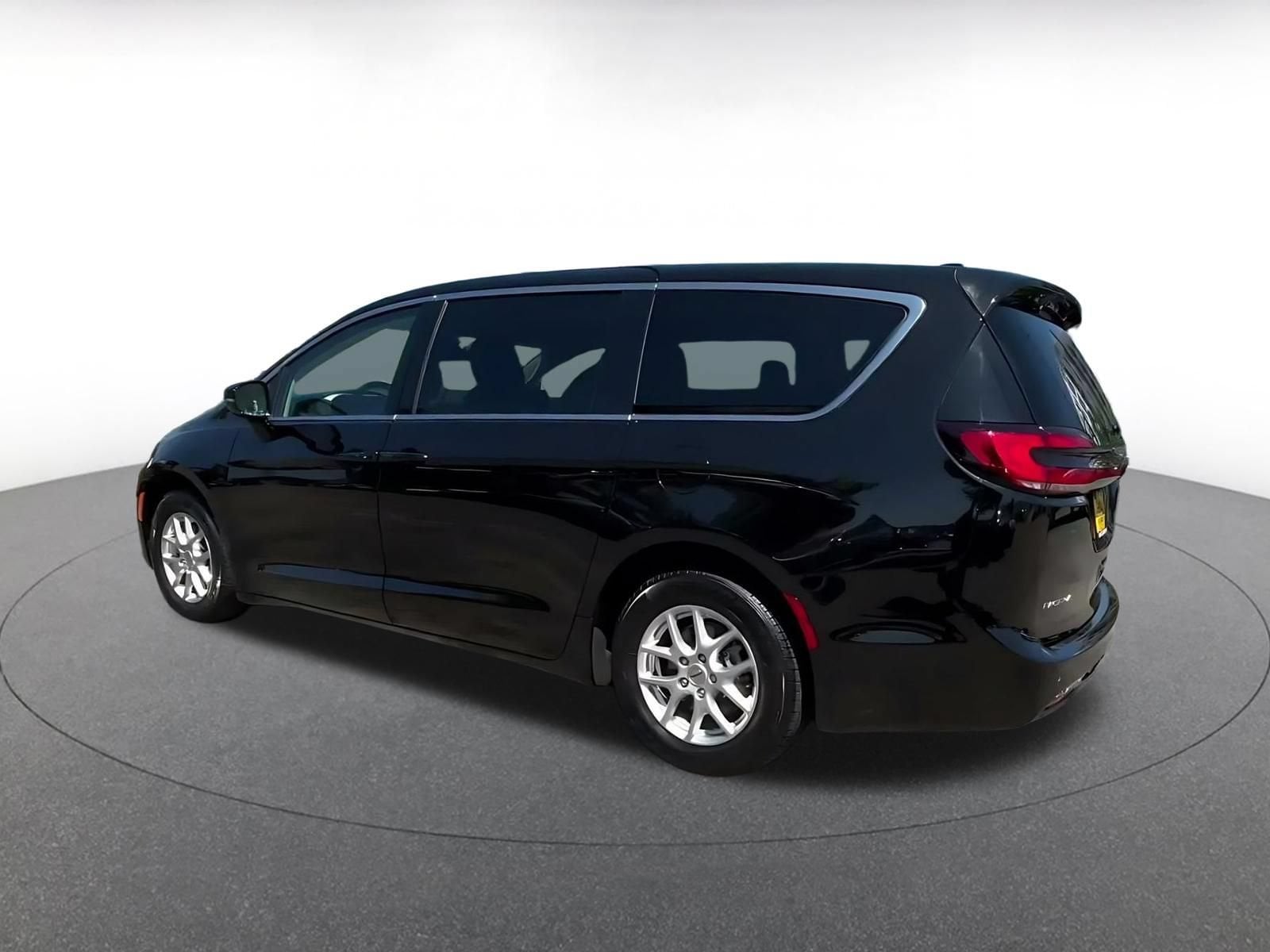Thumbnail: 2024 Chrysler Pacifica - 9
