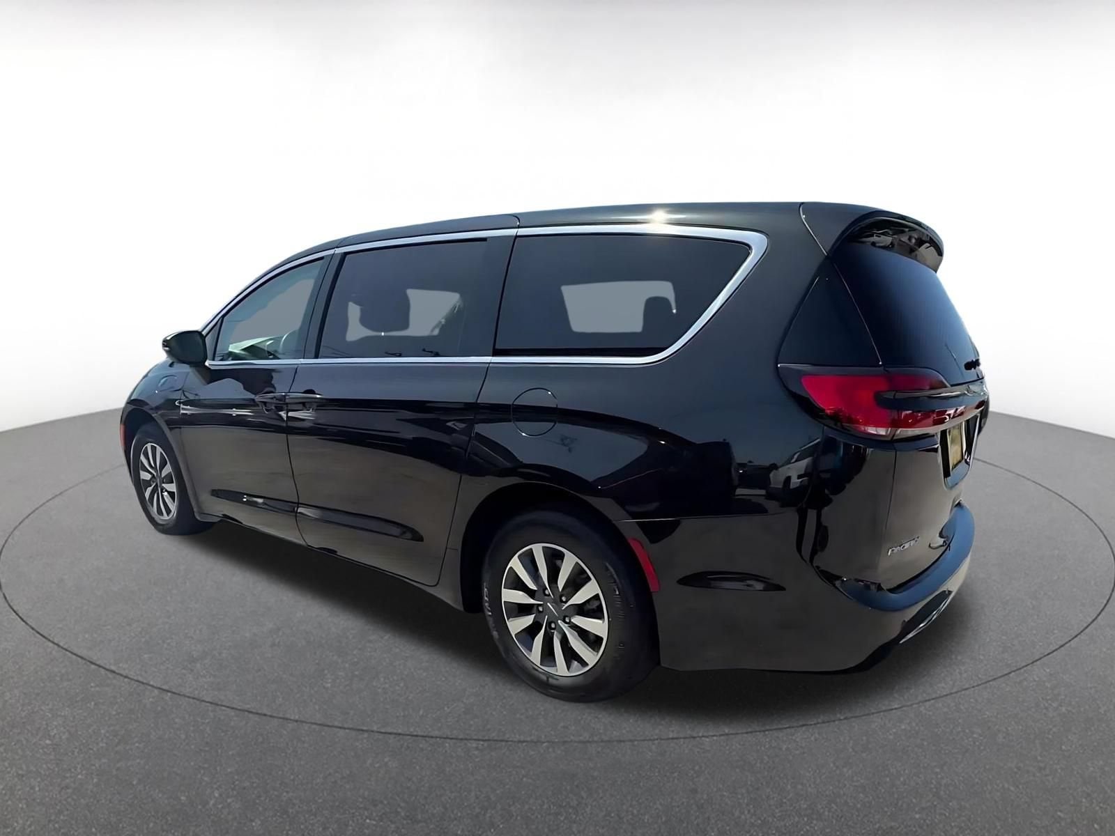 Thumbnail: 2023 Chrysler Pacifica - 9