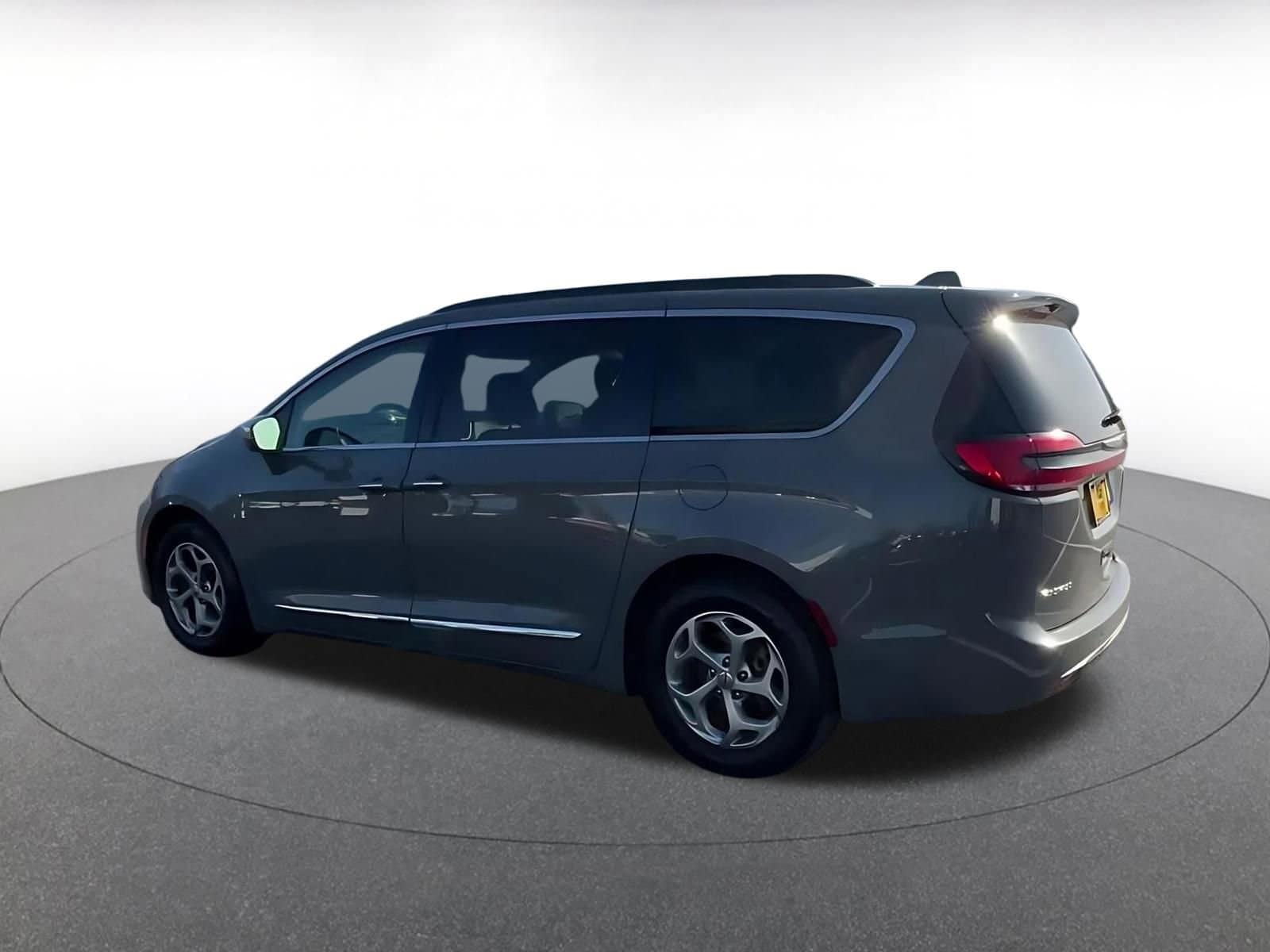 Thumbnail: 2022 Chrysler Pacifica - 10