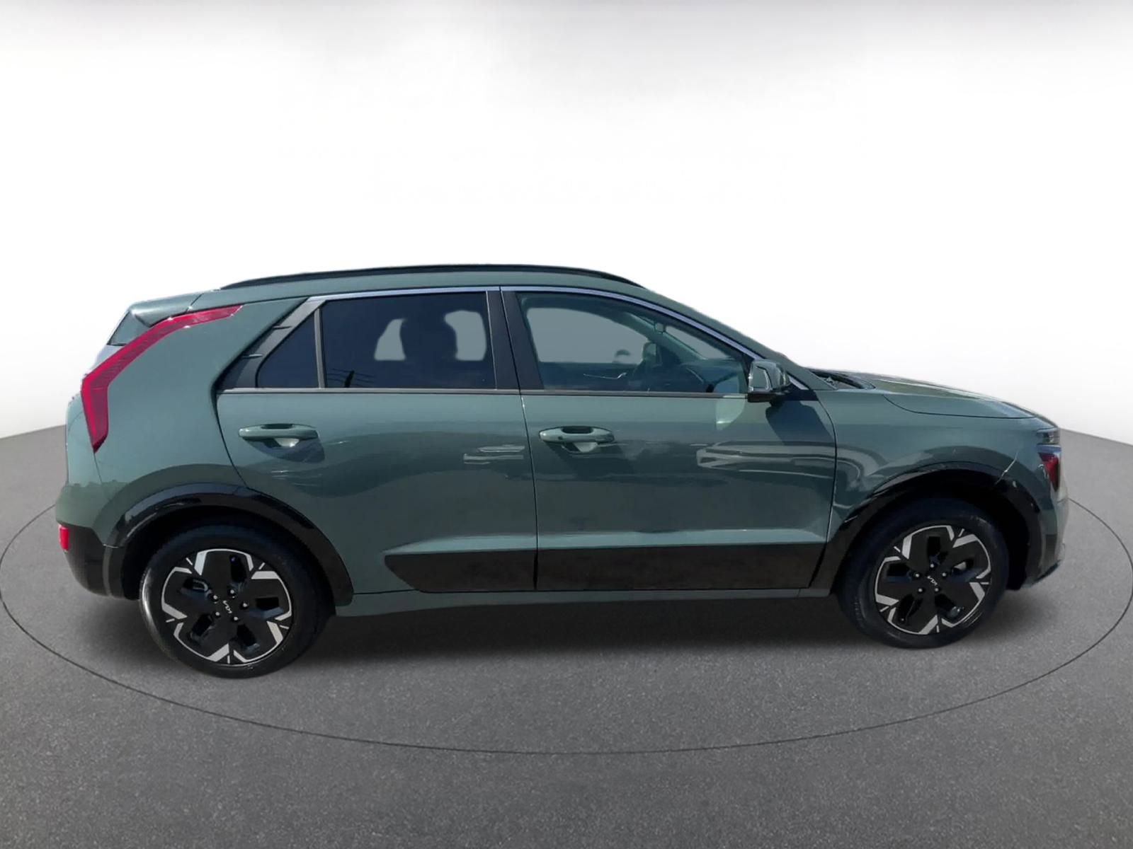 Thumbnail: 2023 Kia Niro - 16