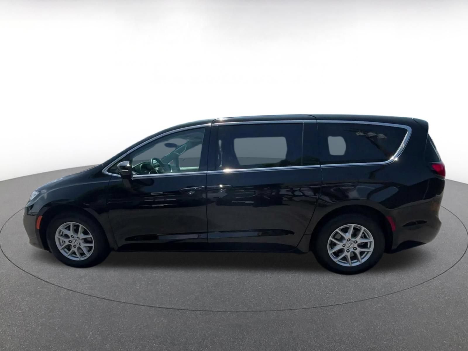 Thumbnail: 2024 Chrysler Pacifica - 9