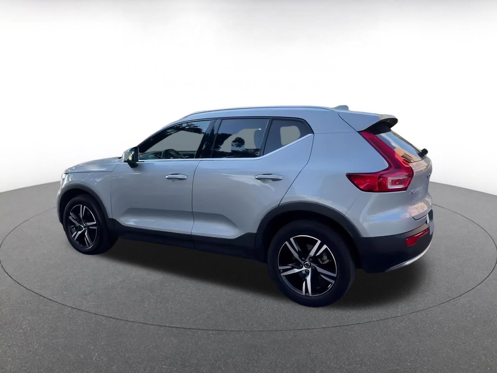 Thumbnail: 2024 Volvo XC40 - 10