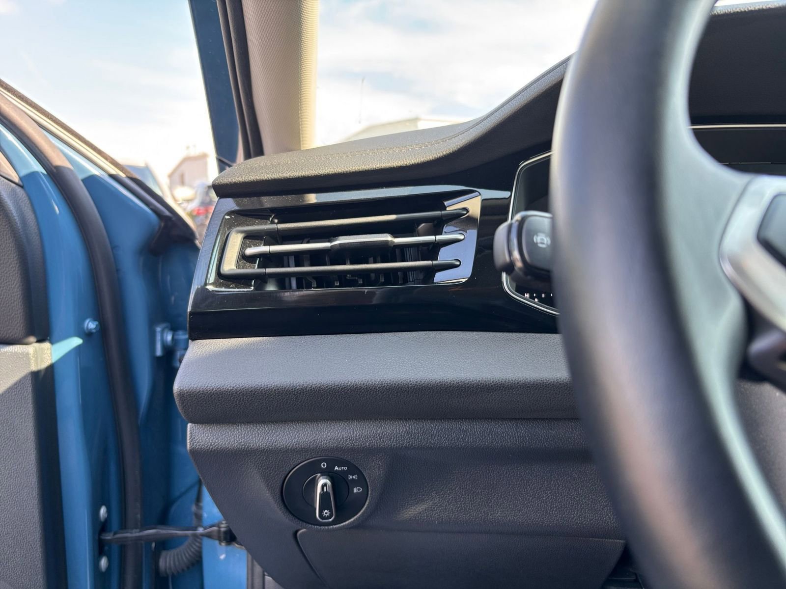 Thumbnail: 2025 Volkswagen Jetta - 32