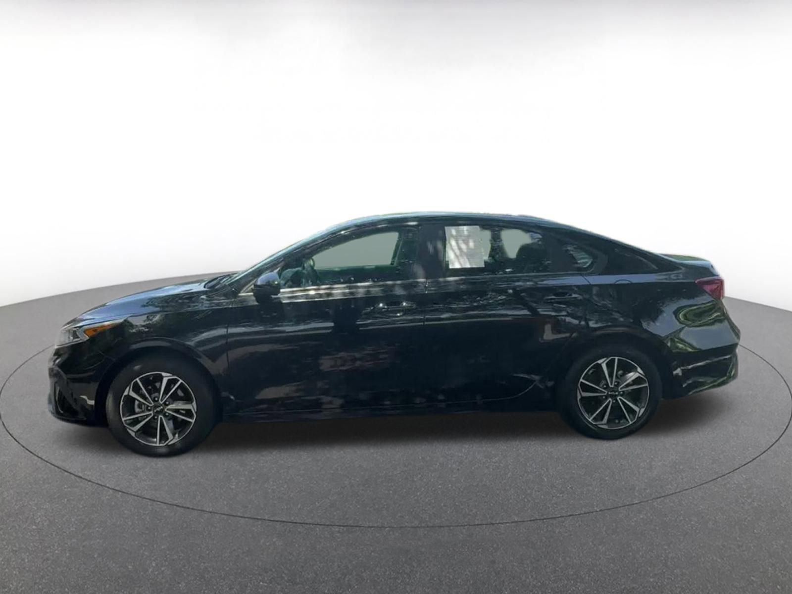 Thumbnail: 2023 Kia Forte - 8