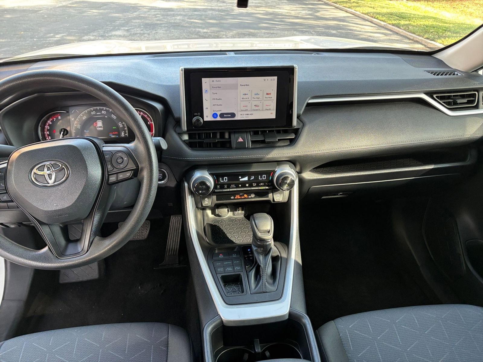 Thumbnail: 2025 Toyota RAV4 - 27