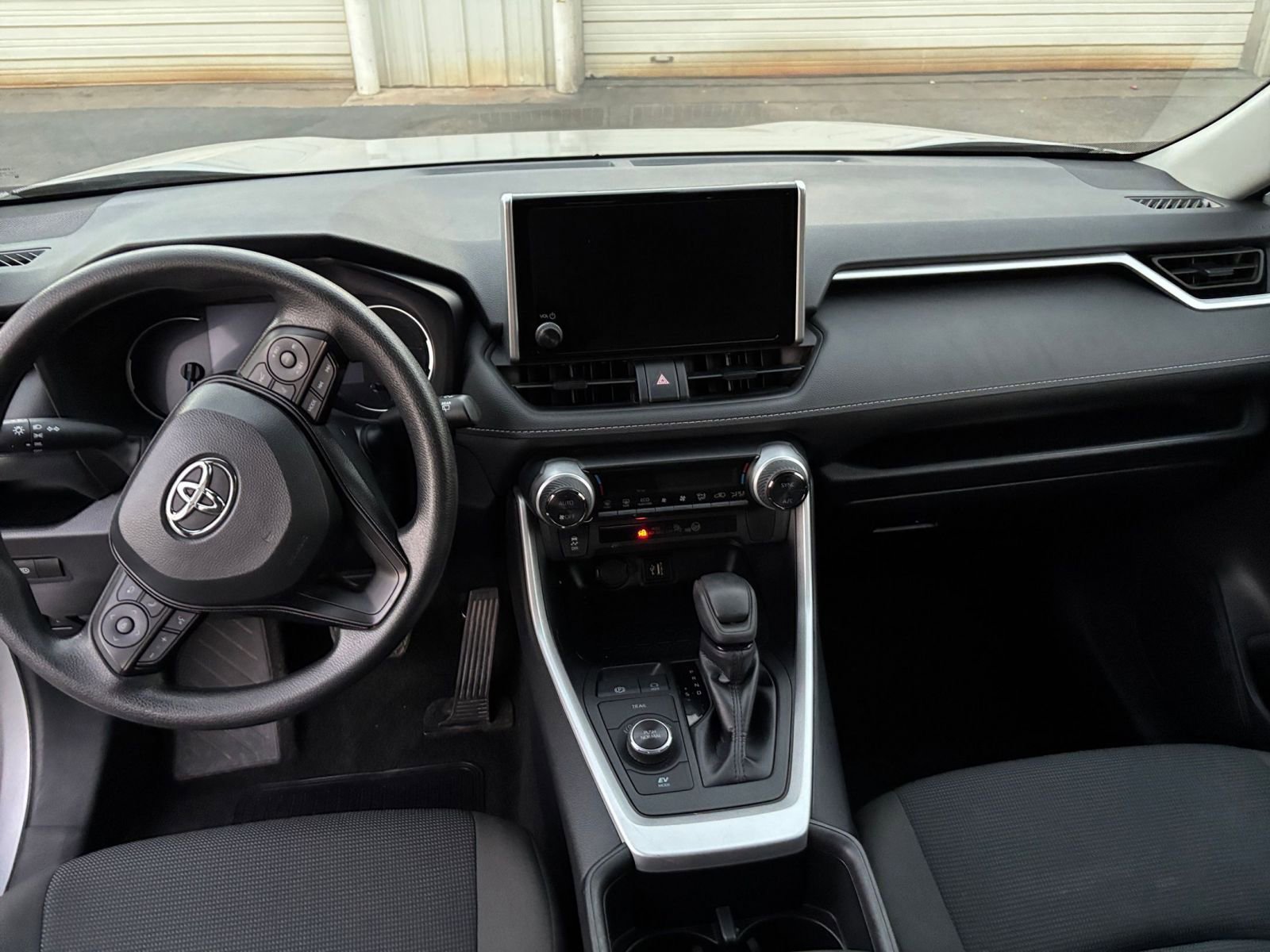 Thumbnail: 2025 Toyota RAV4 - 32